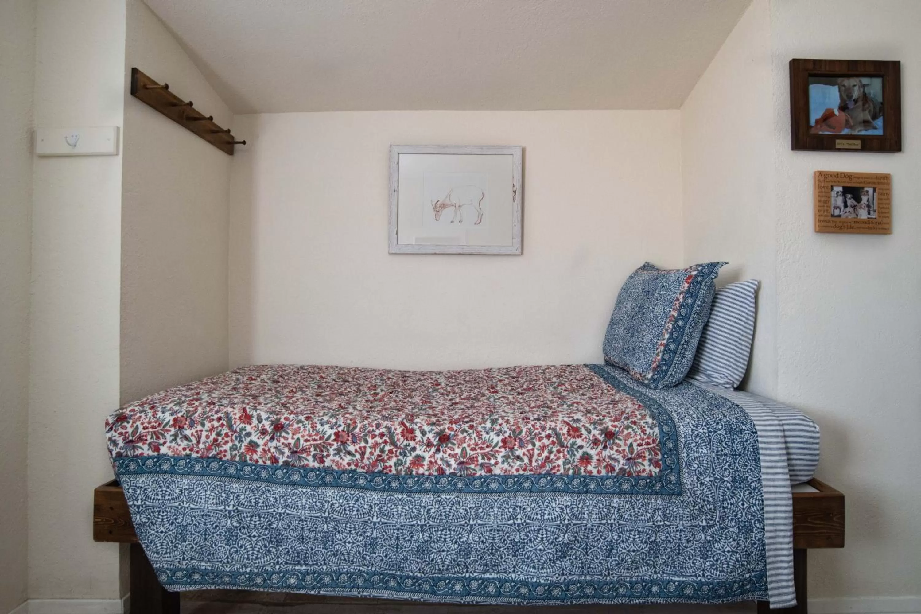 Bed in Mt Williamson Motel and Basecamp