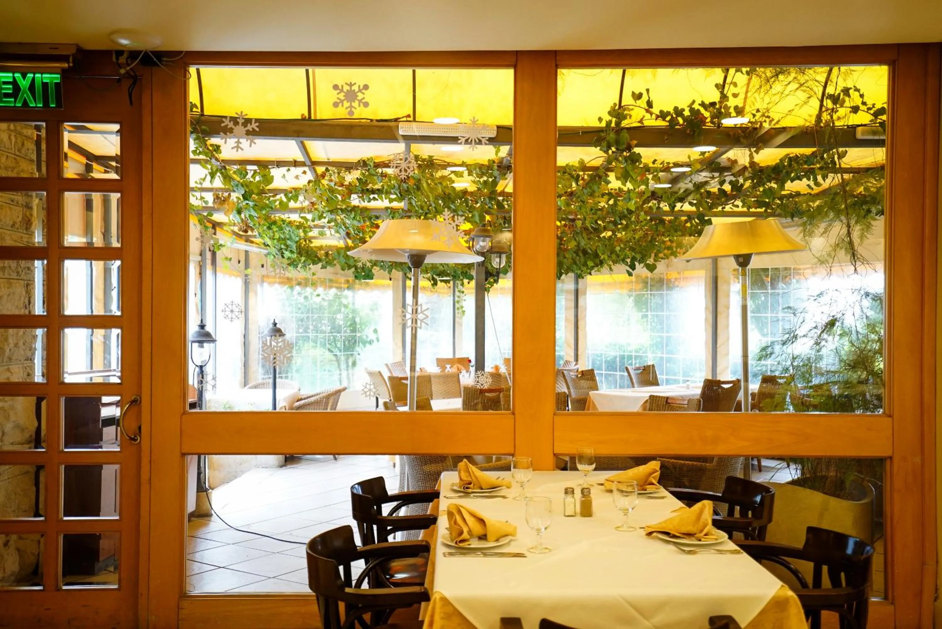 Restaurant/places to eat in Ambassador Hotel