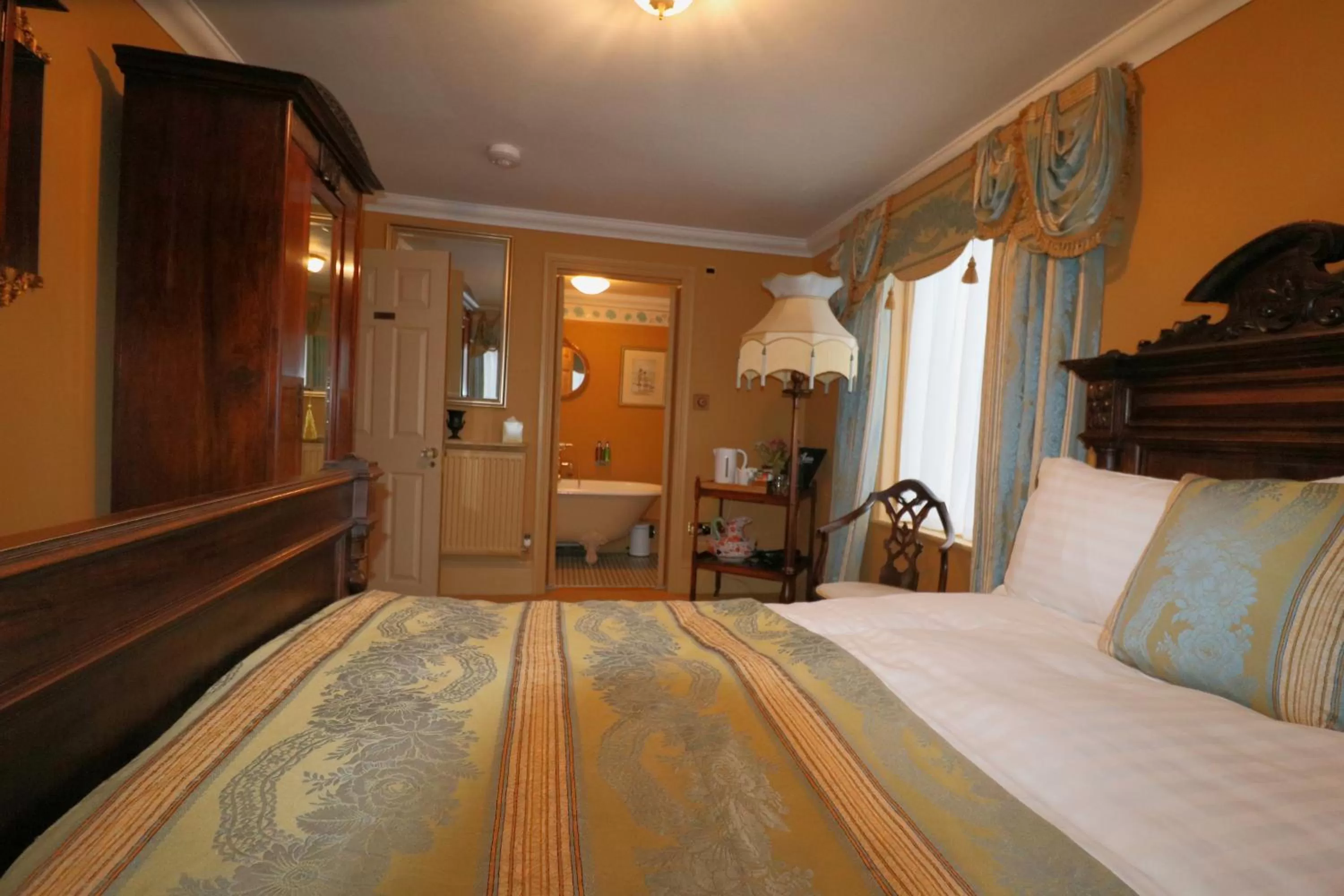 Photo of the whole room, Bed in Artfuls