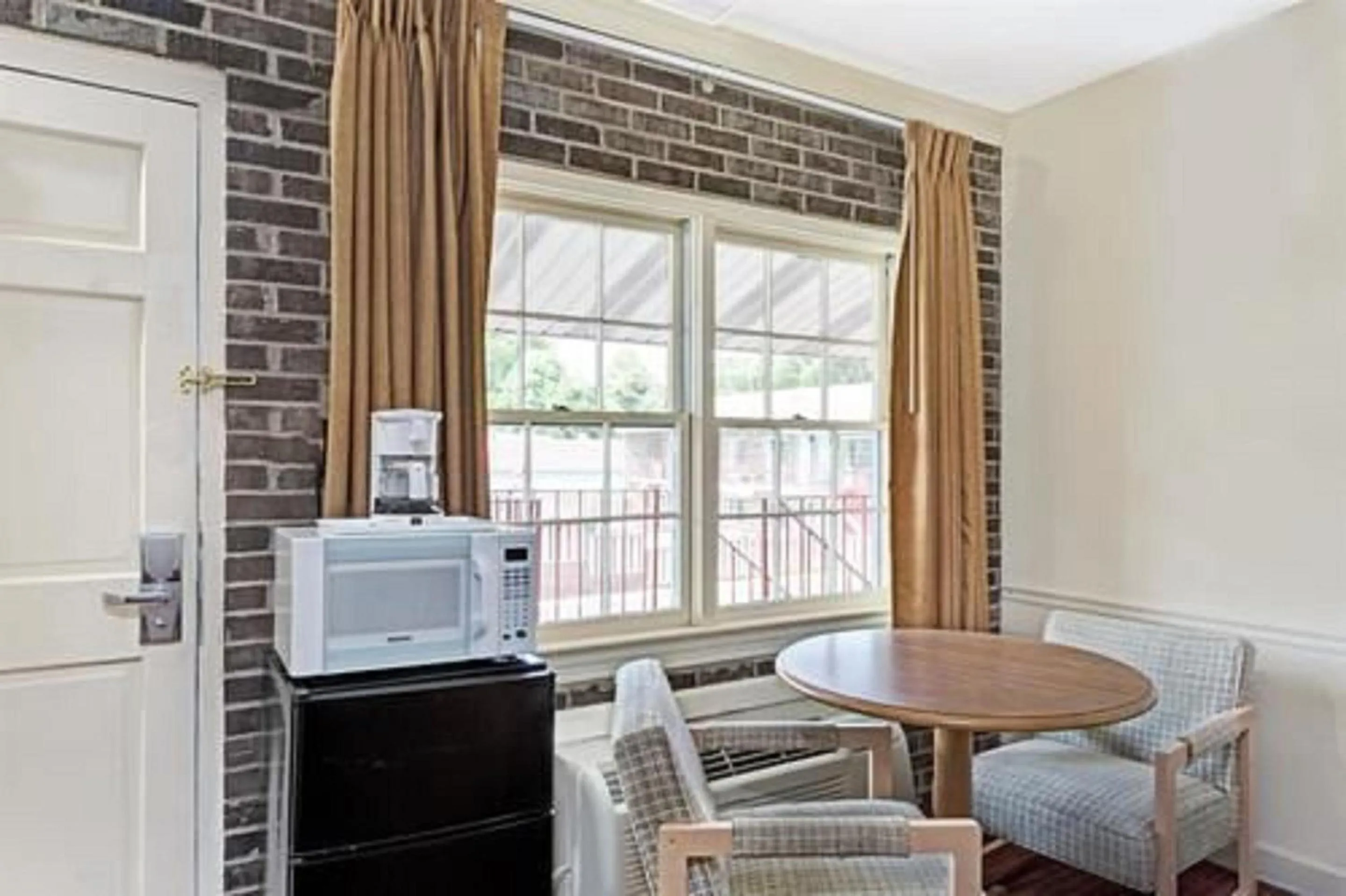 Photo of the whole room in Captain John Smith Inn Williamsburg