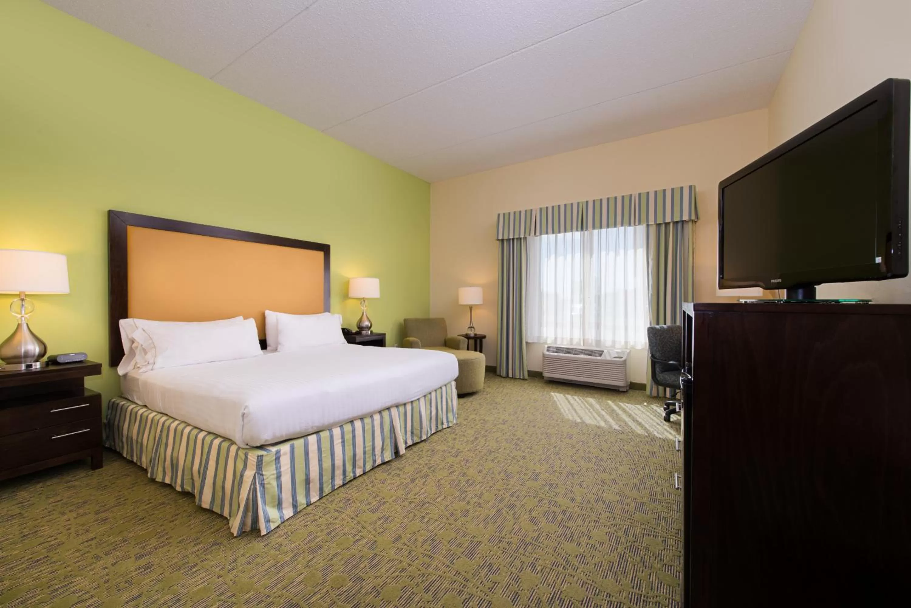 Photo of the whole room, Bed in Holiday Inn Express and Suites Dickson City by IHG