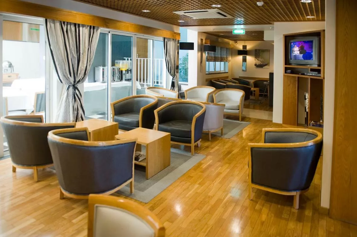 Lounge or bar in Hotel Varandas do Atlântico by RIDAN Hotels