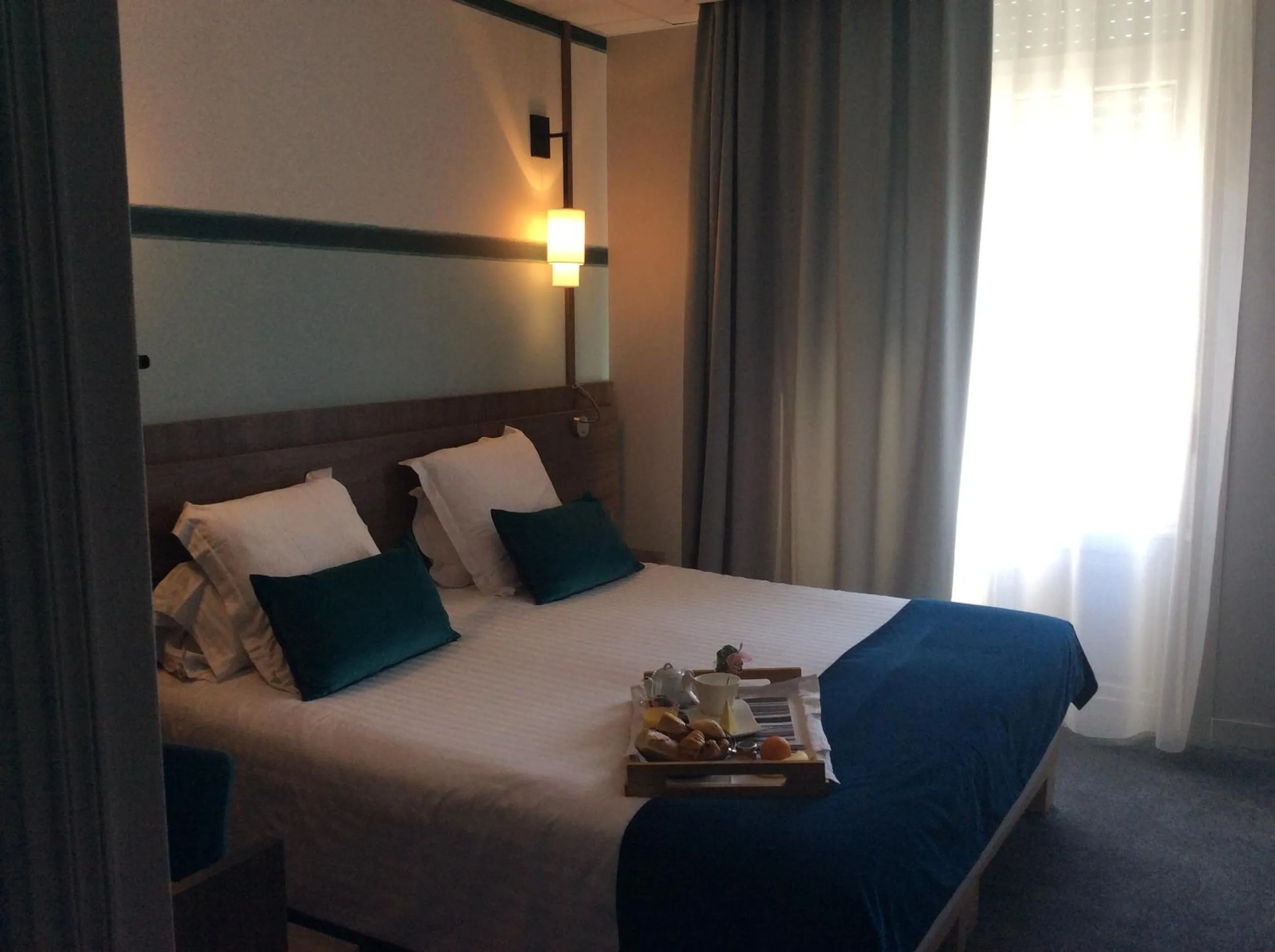 Bed in Best Western Le Duguesclin Hôtel-Restaurant