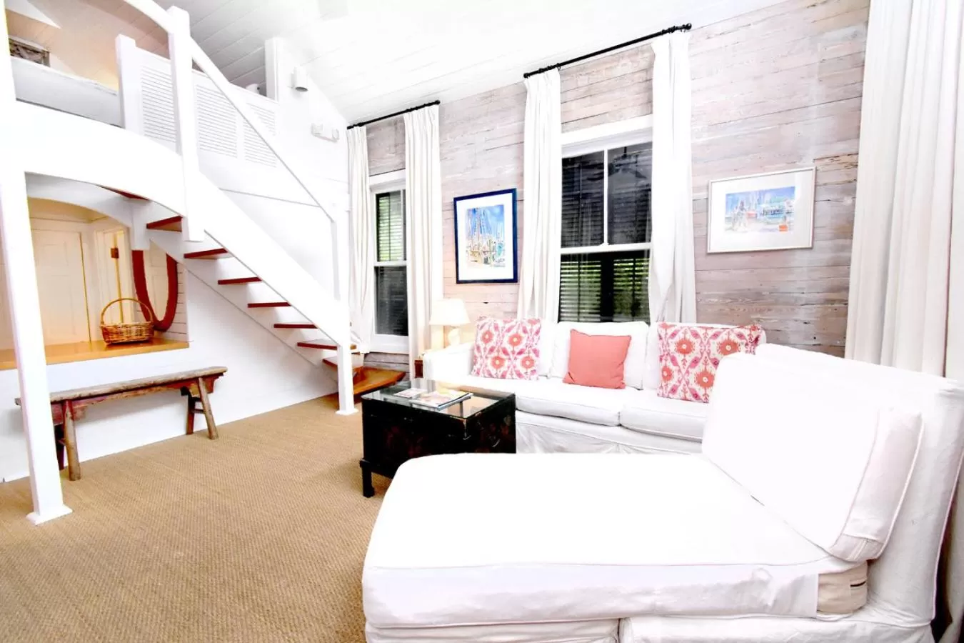 Bed in Simonton Court Historic Inn & Cottages