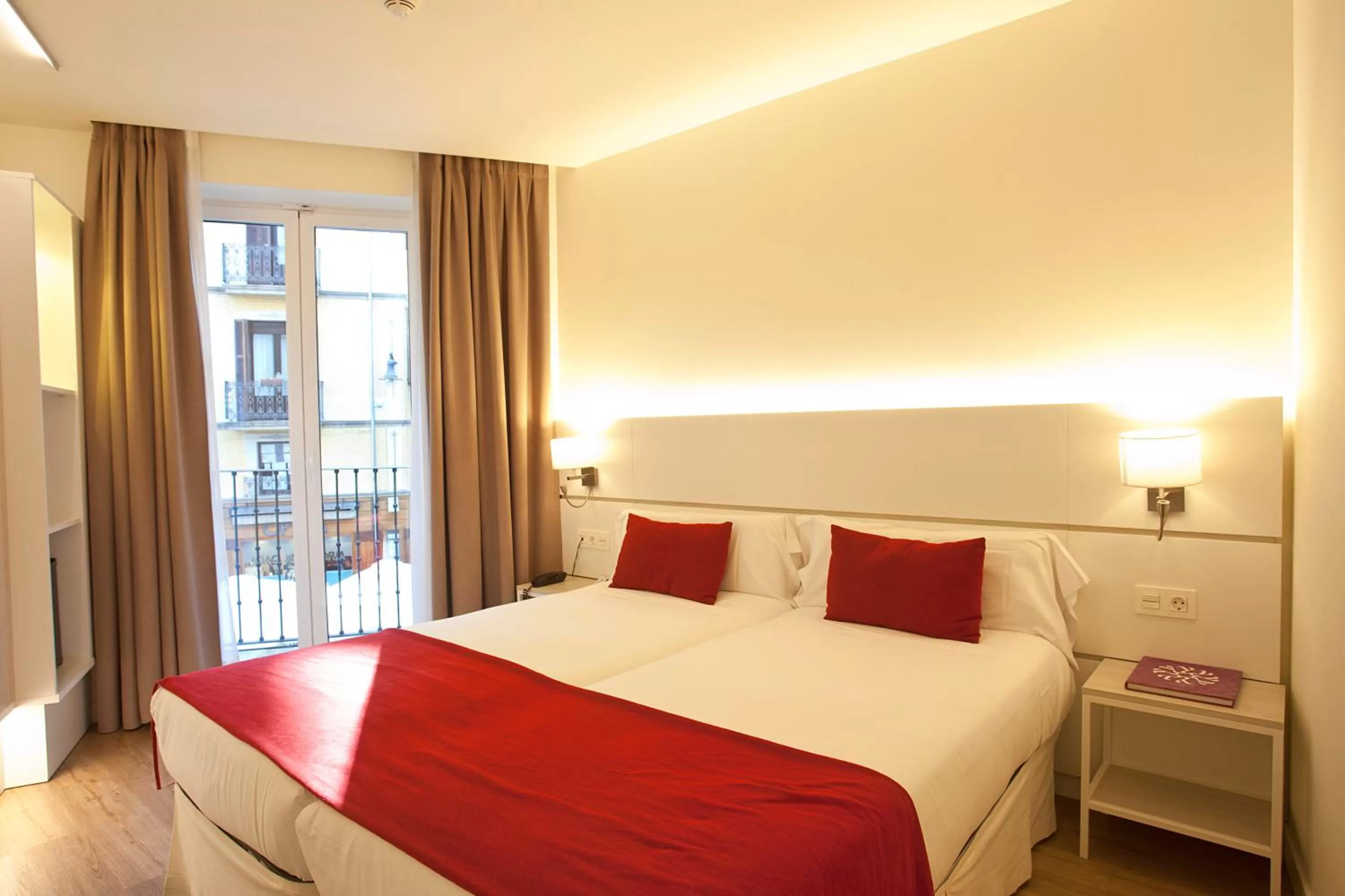 Bed in Hotel Pompaelo Plaza del Ayuntamiento & Spa