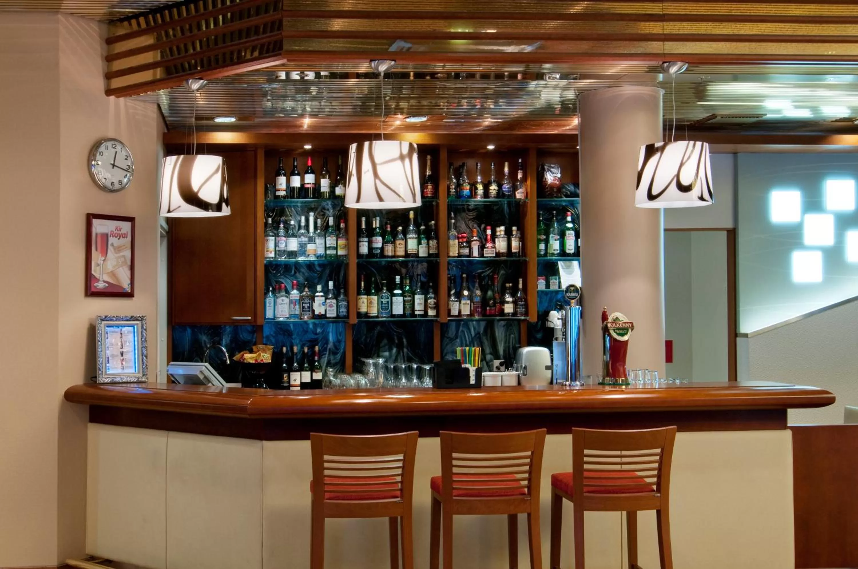 Lounge or bar in Holiday Inn Helsinki-Vantaa Airport by IHG