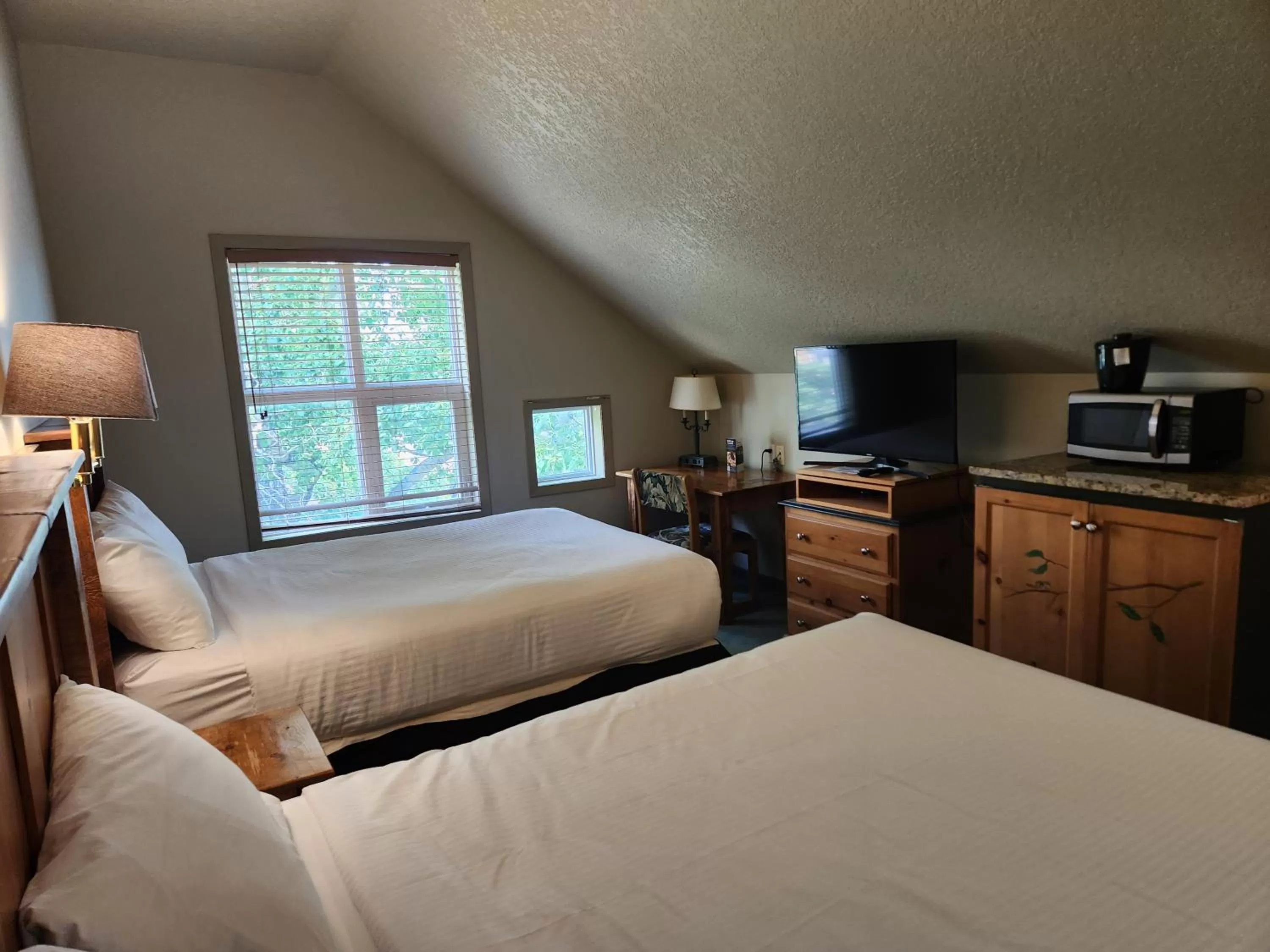 Bed in Waterton Lakes Lodge Resort