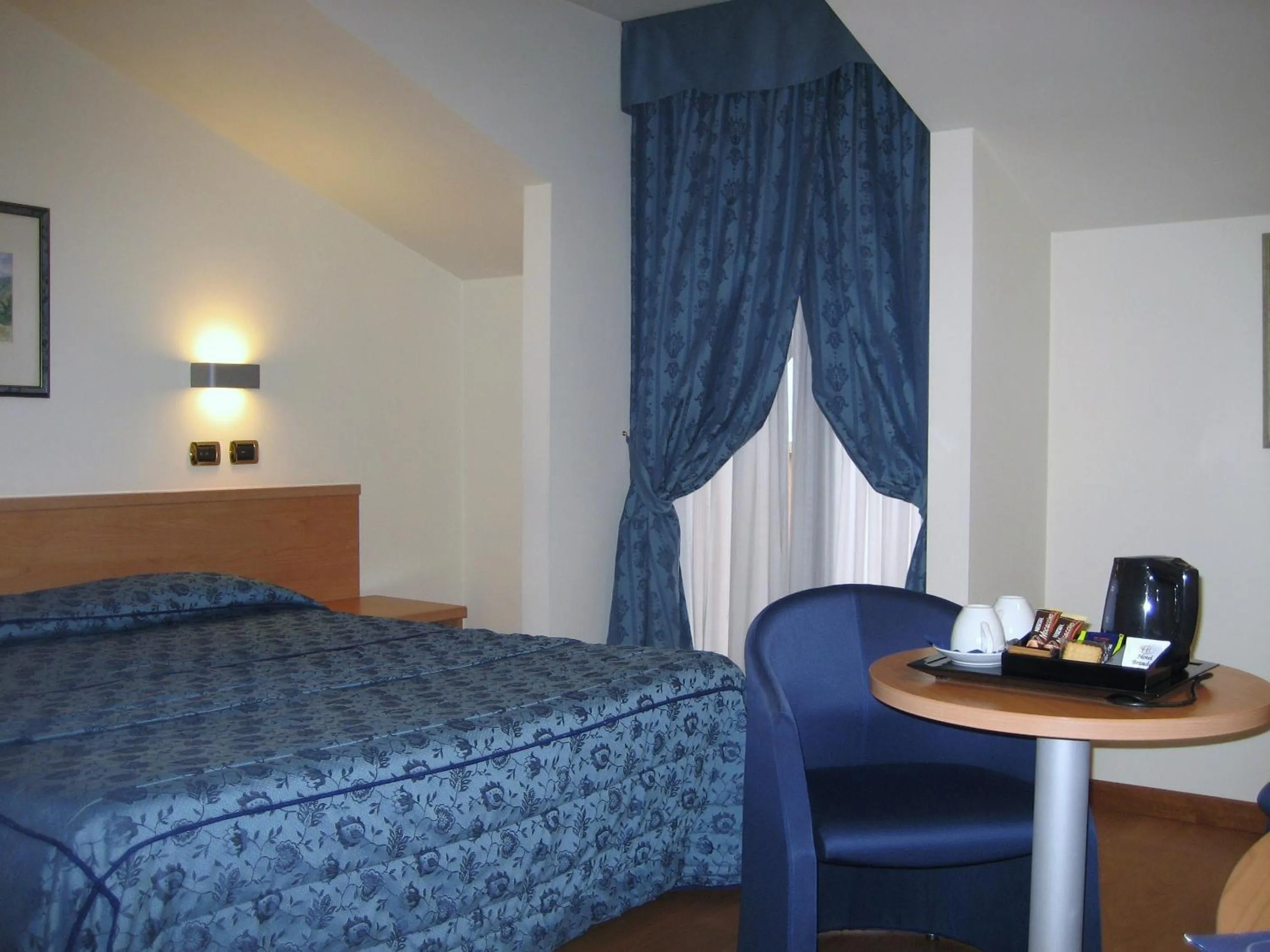 Coffee/tea facilities, Bed in Hotel Brandoli