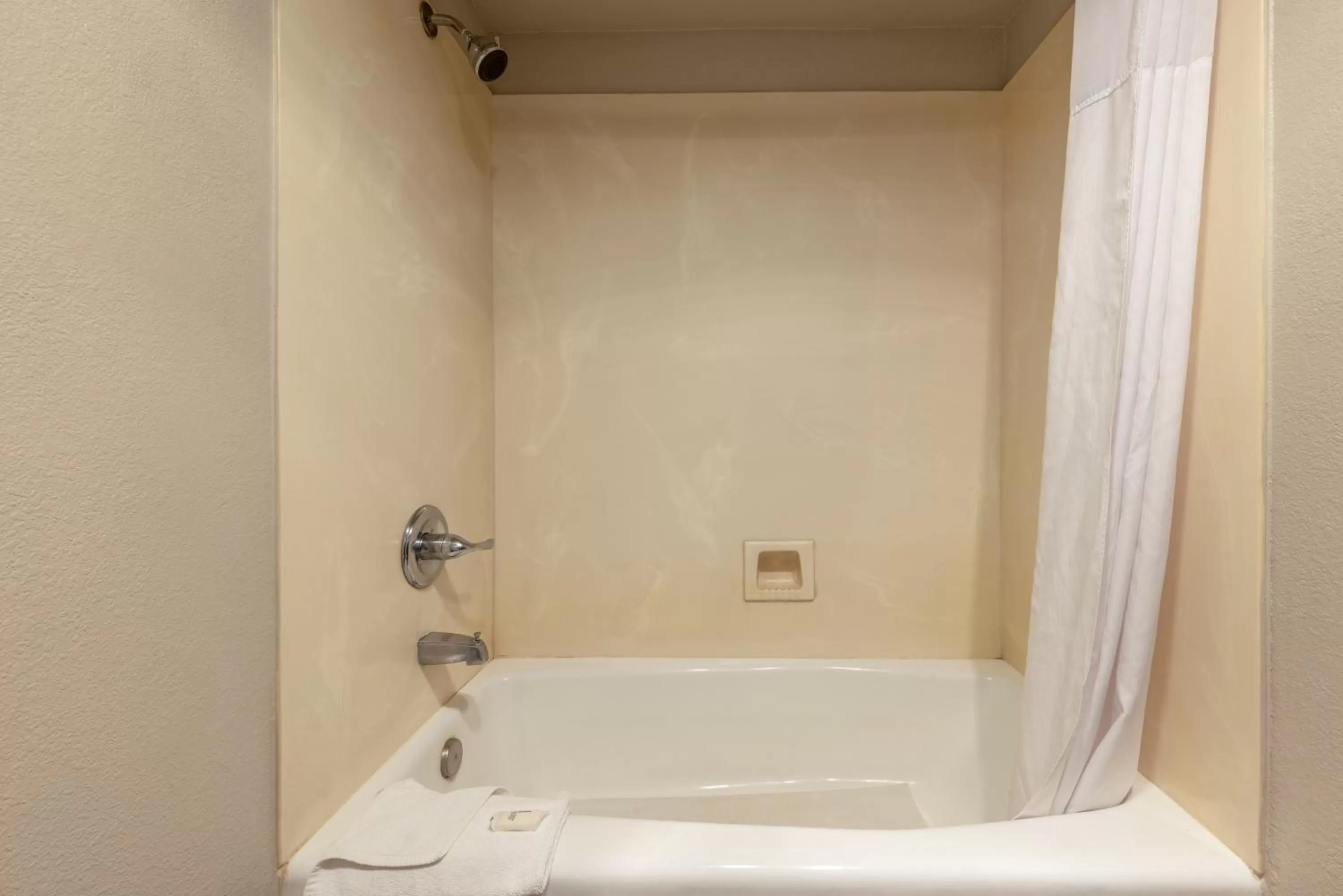 Days Inn by Wyndham Lathrop