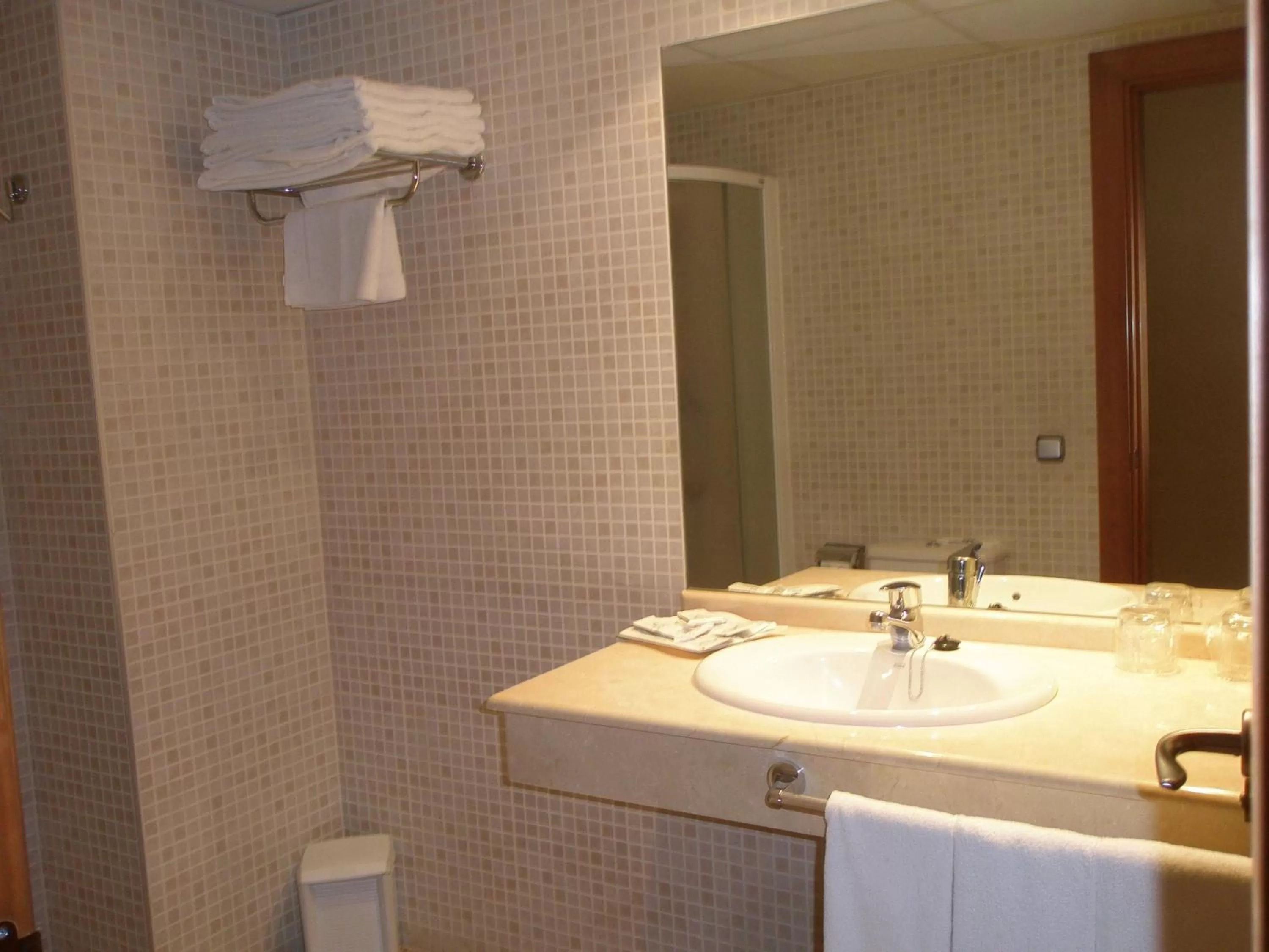 Bathroom in Hotel Torre Monreal