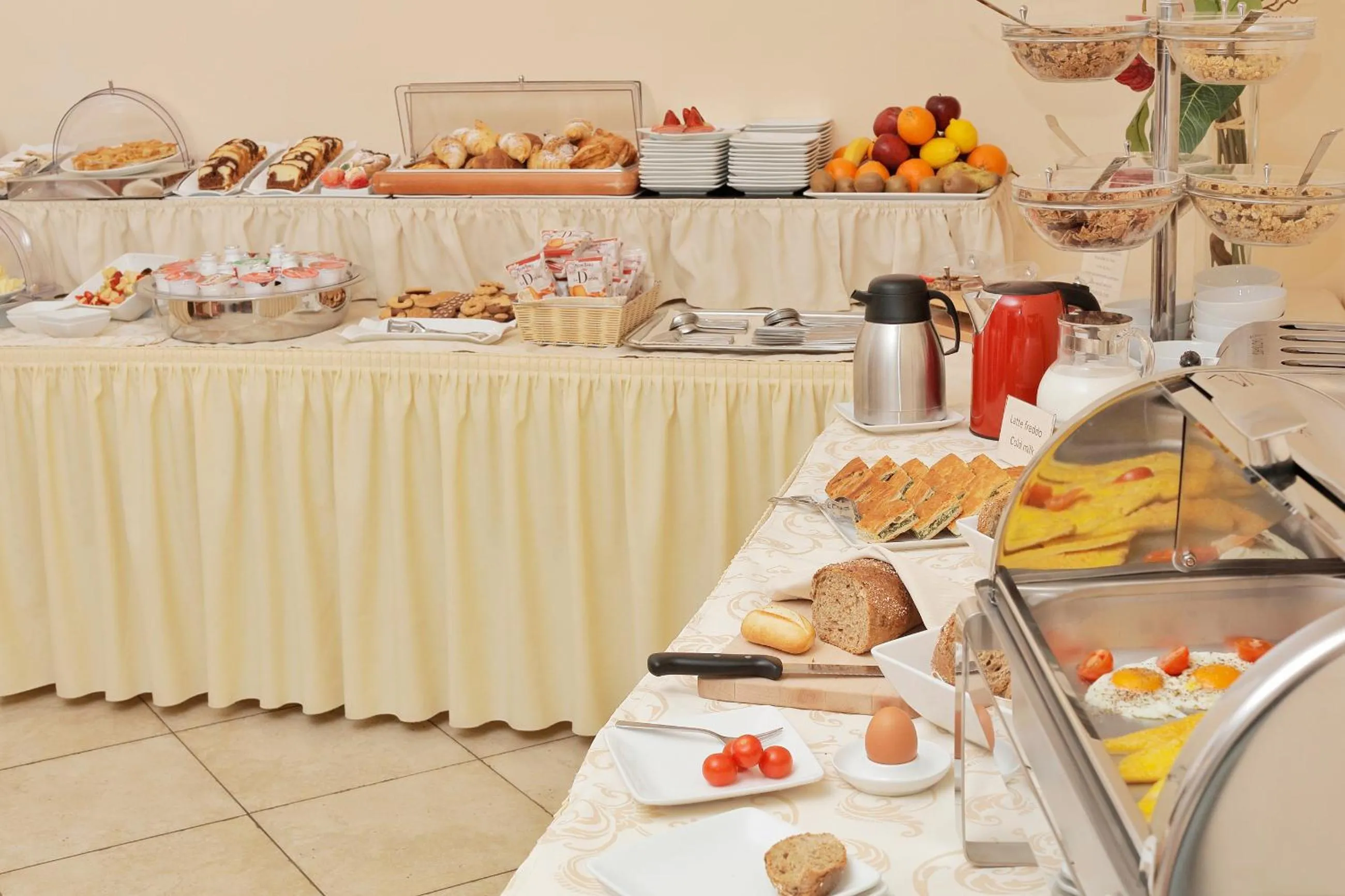 Continental breakfast in Hotel Michelangelo