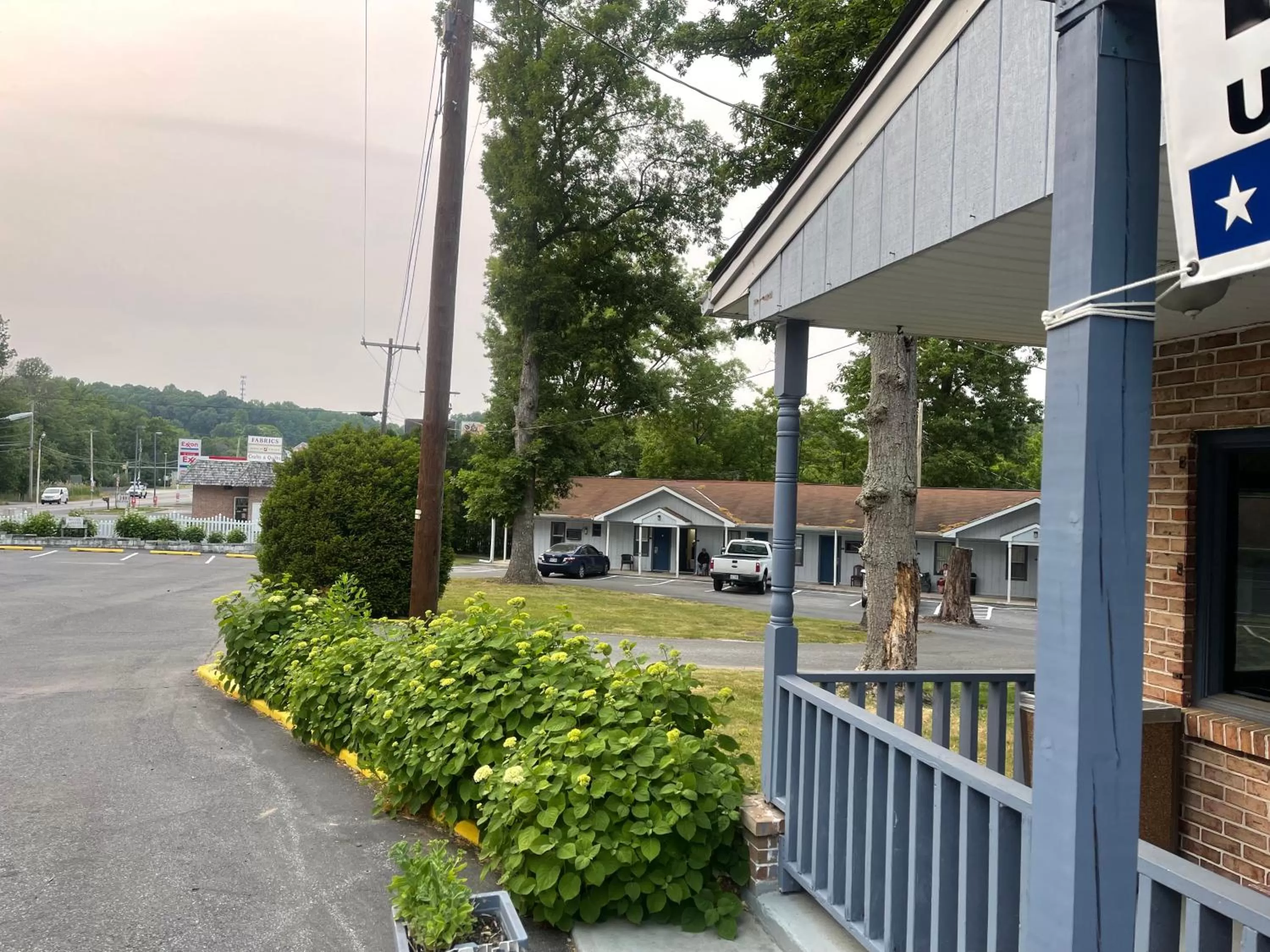 Parking in Pennswoods Inn