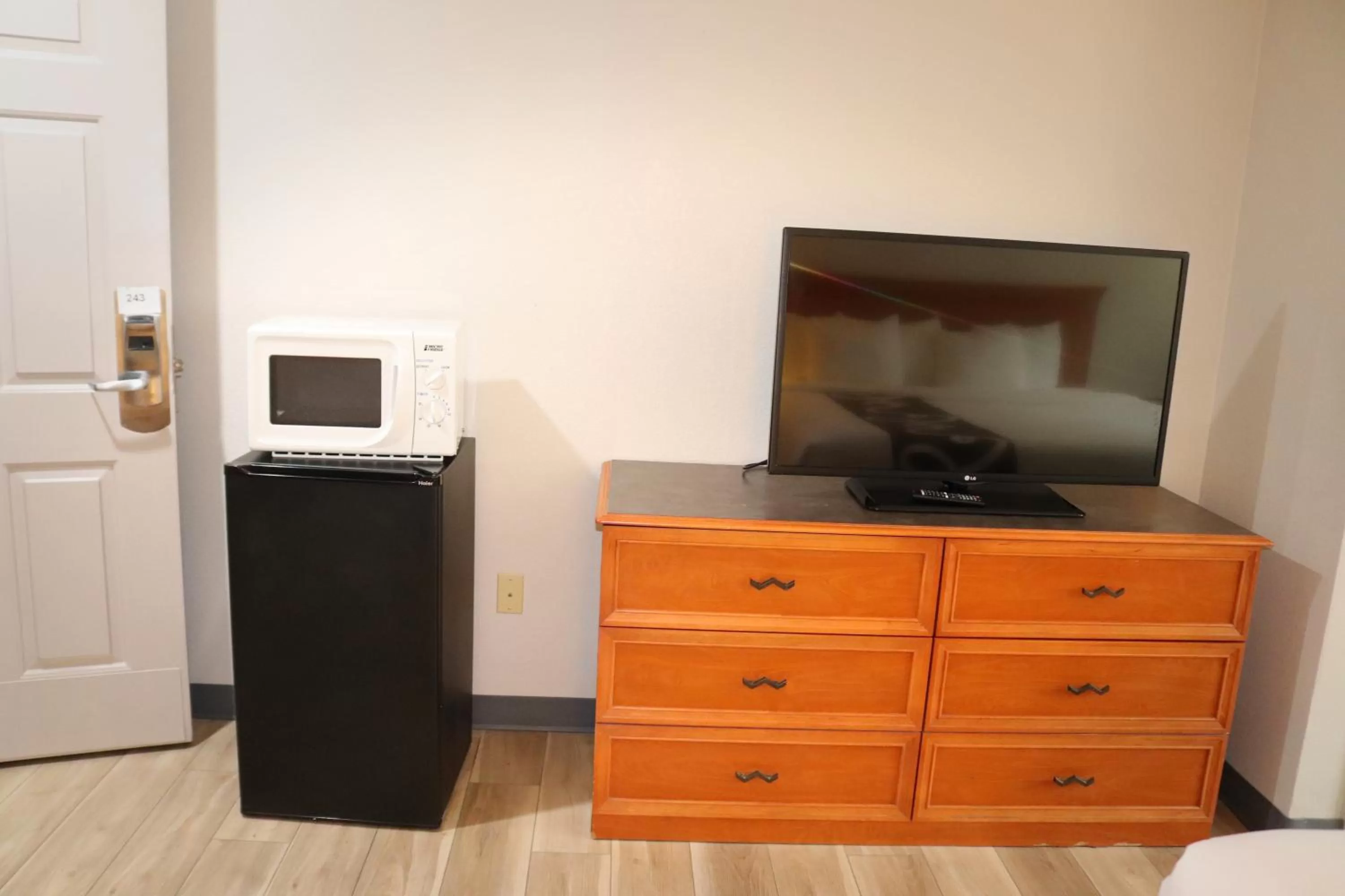 TV and multimedia in La Quinta Inn by Wyndham Columbus Airport Area