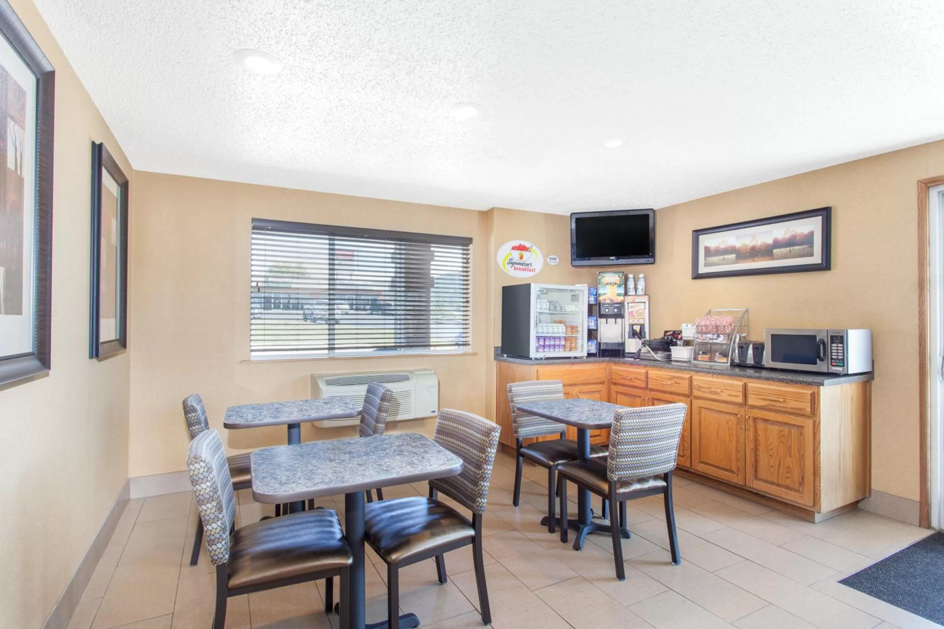 Continental breakfast in Super 8 by Wyndham Richlands/Claypool Hill Area