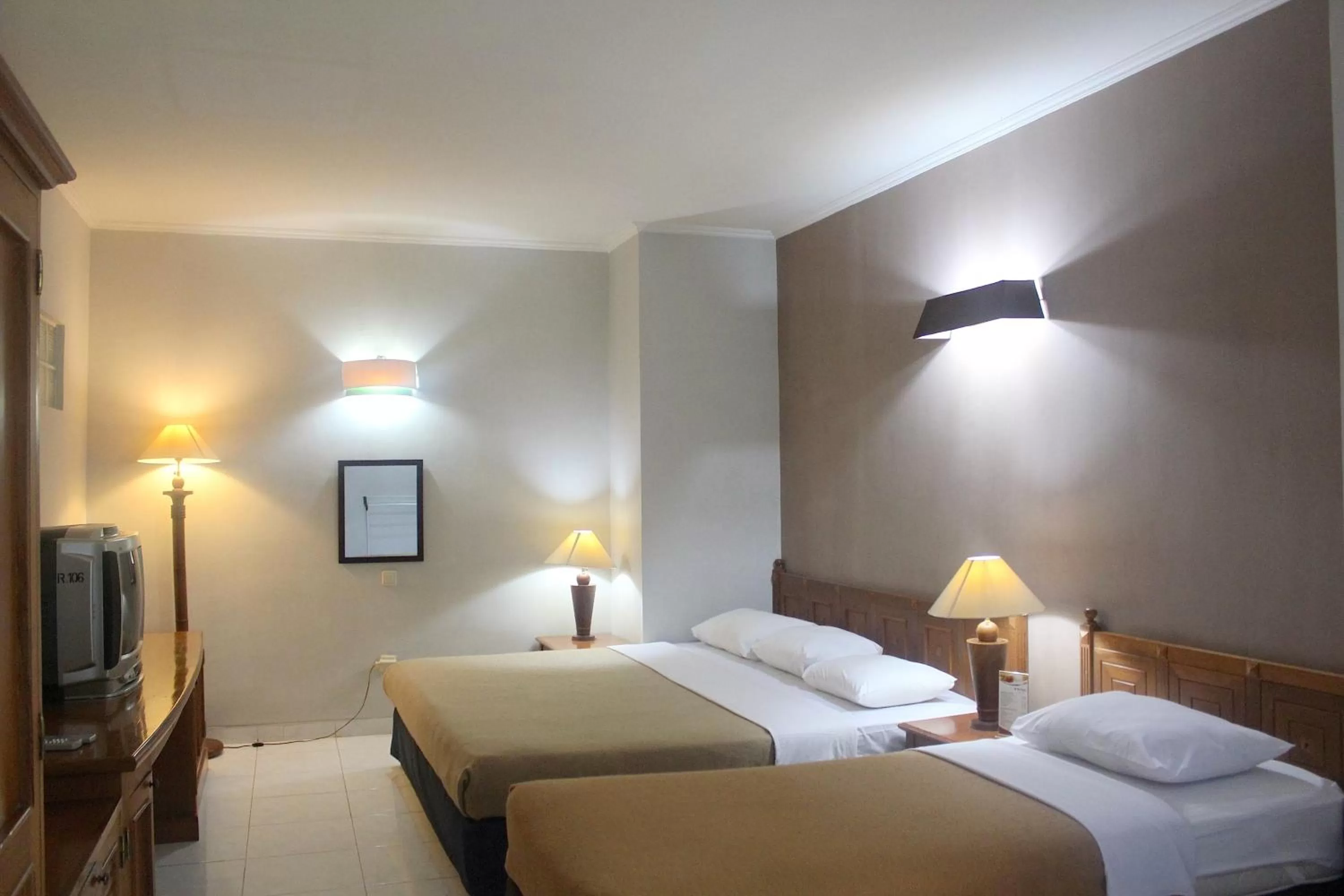 Bedroom, Bed in Hotel Winotosastro Garden