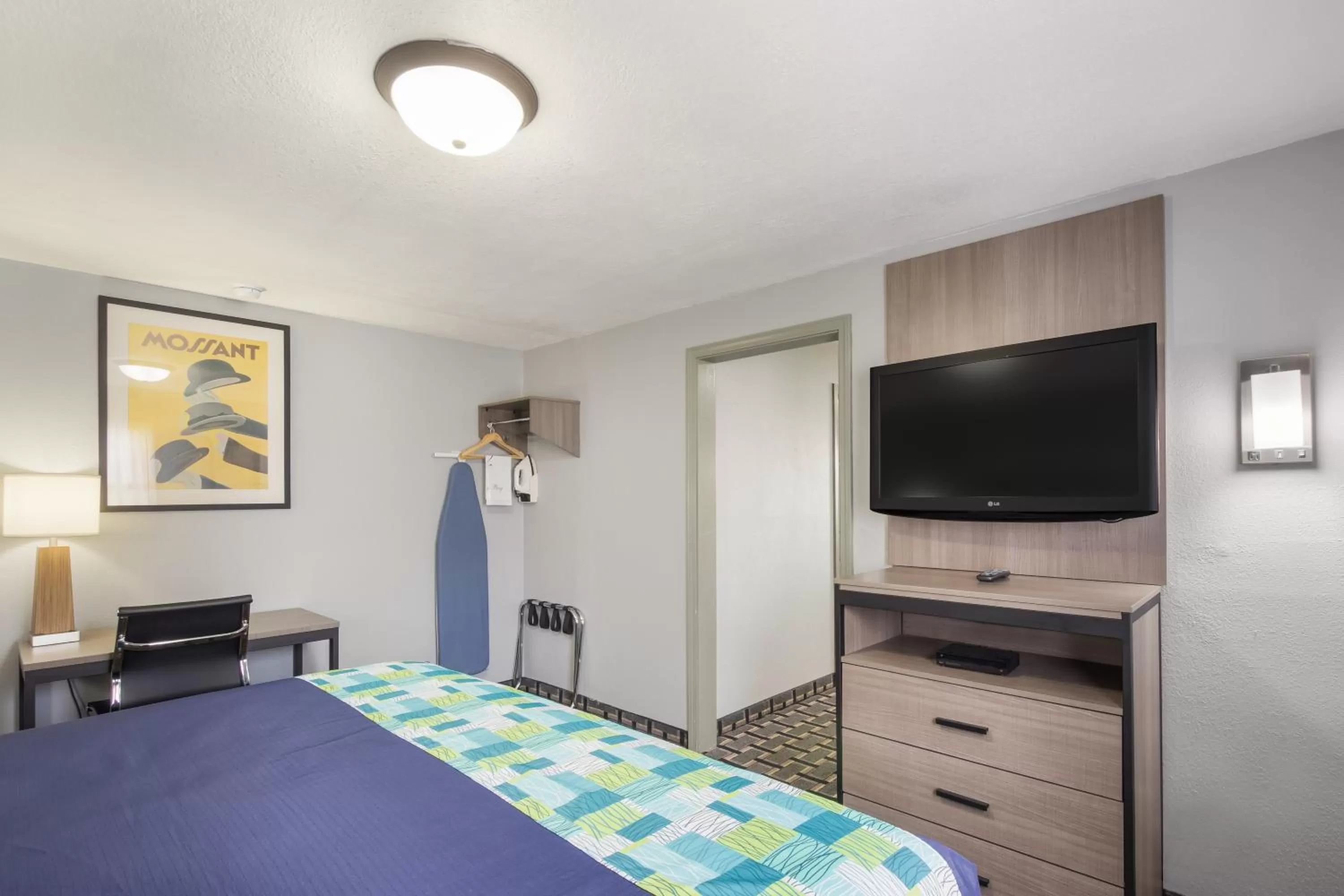 Bed in Knights Inn and Suites Salem