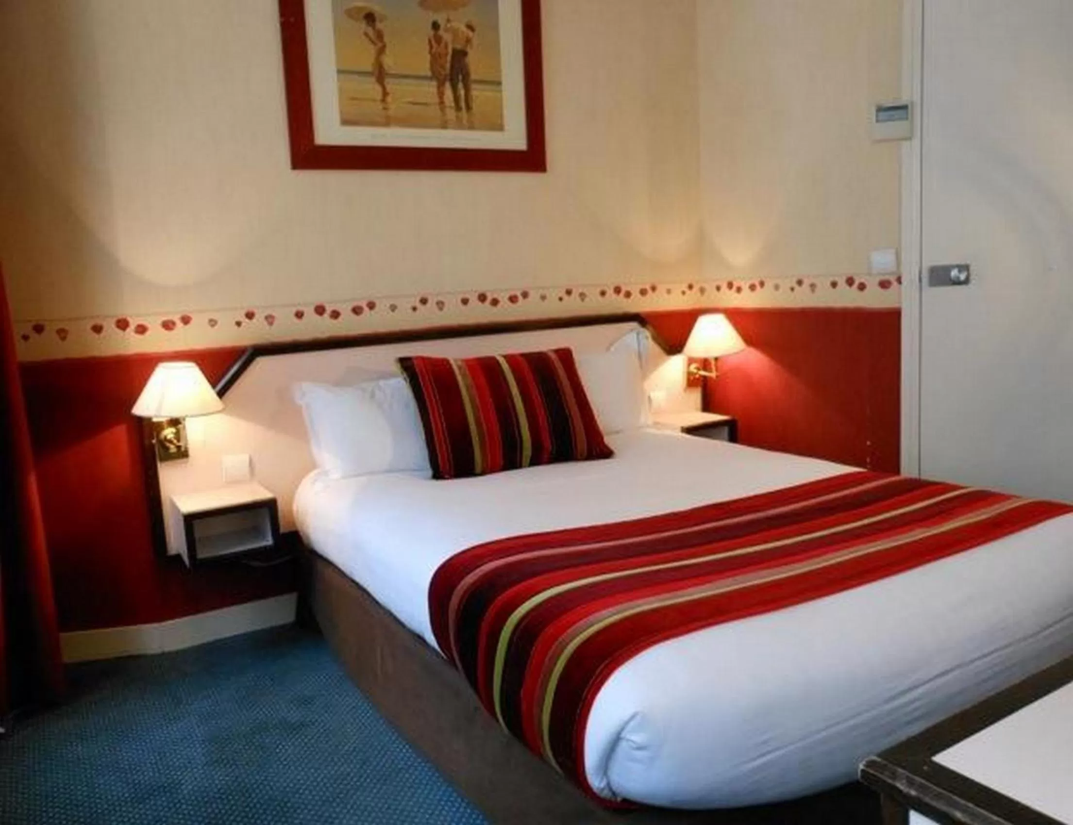 Photo of the whole room, Bed in Hôtel Opera Deauville