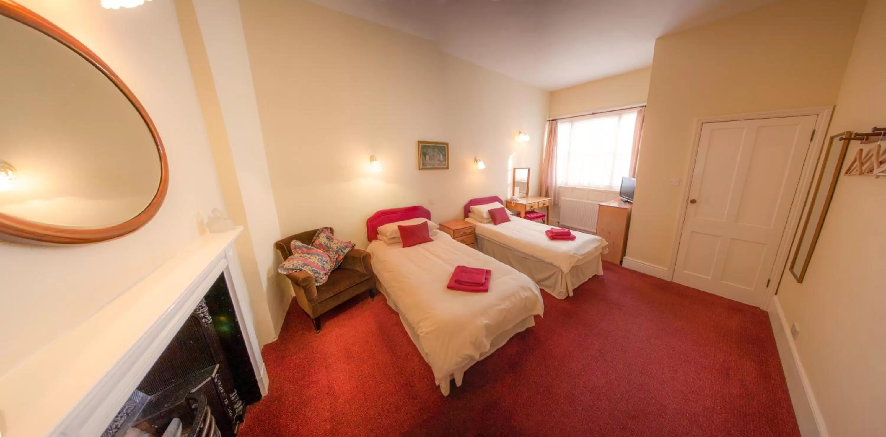 Photo of the whole room, Bed in Kings Arms Hotel