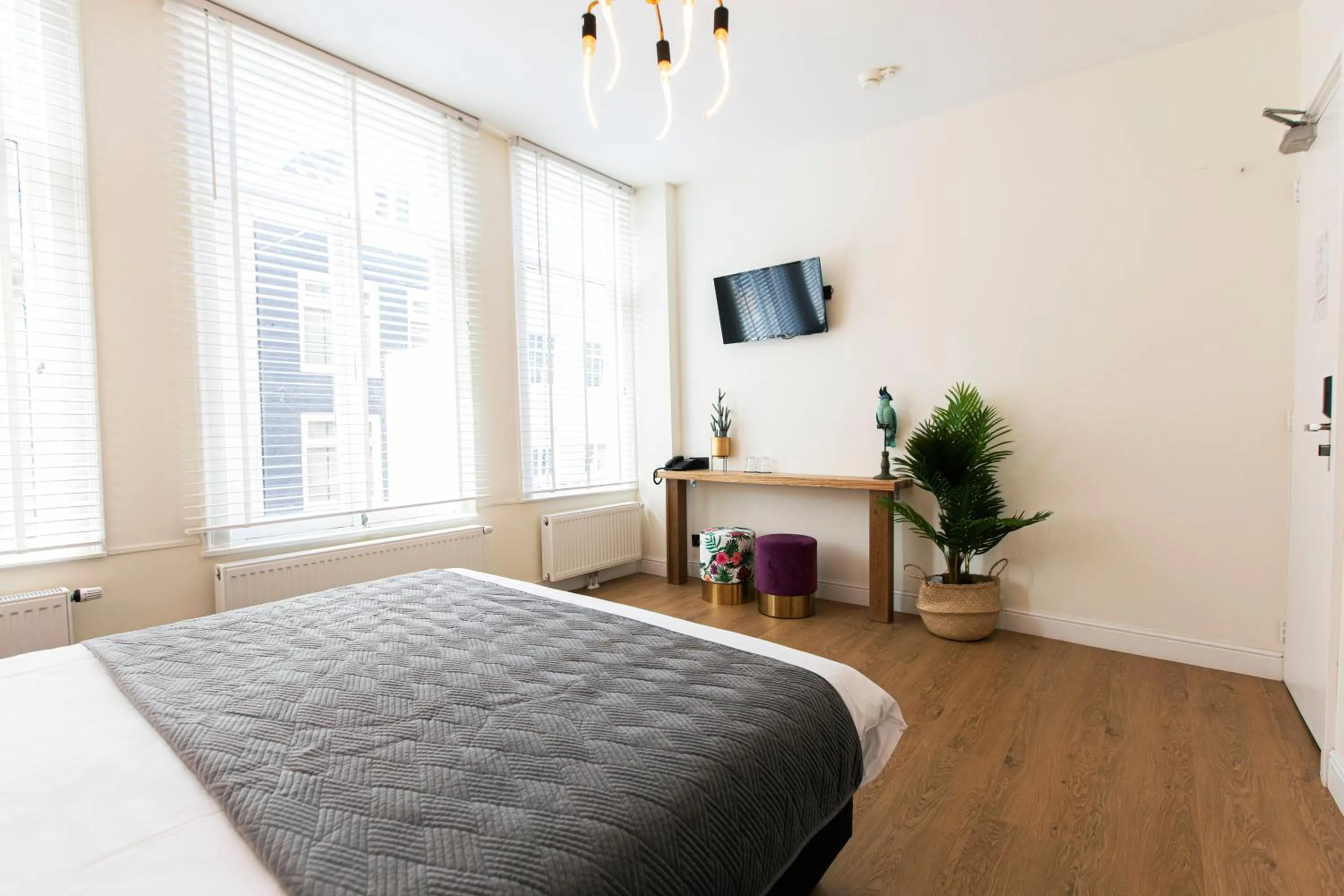 Bed in Quentin Golden Bear Hotel