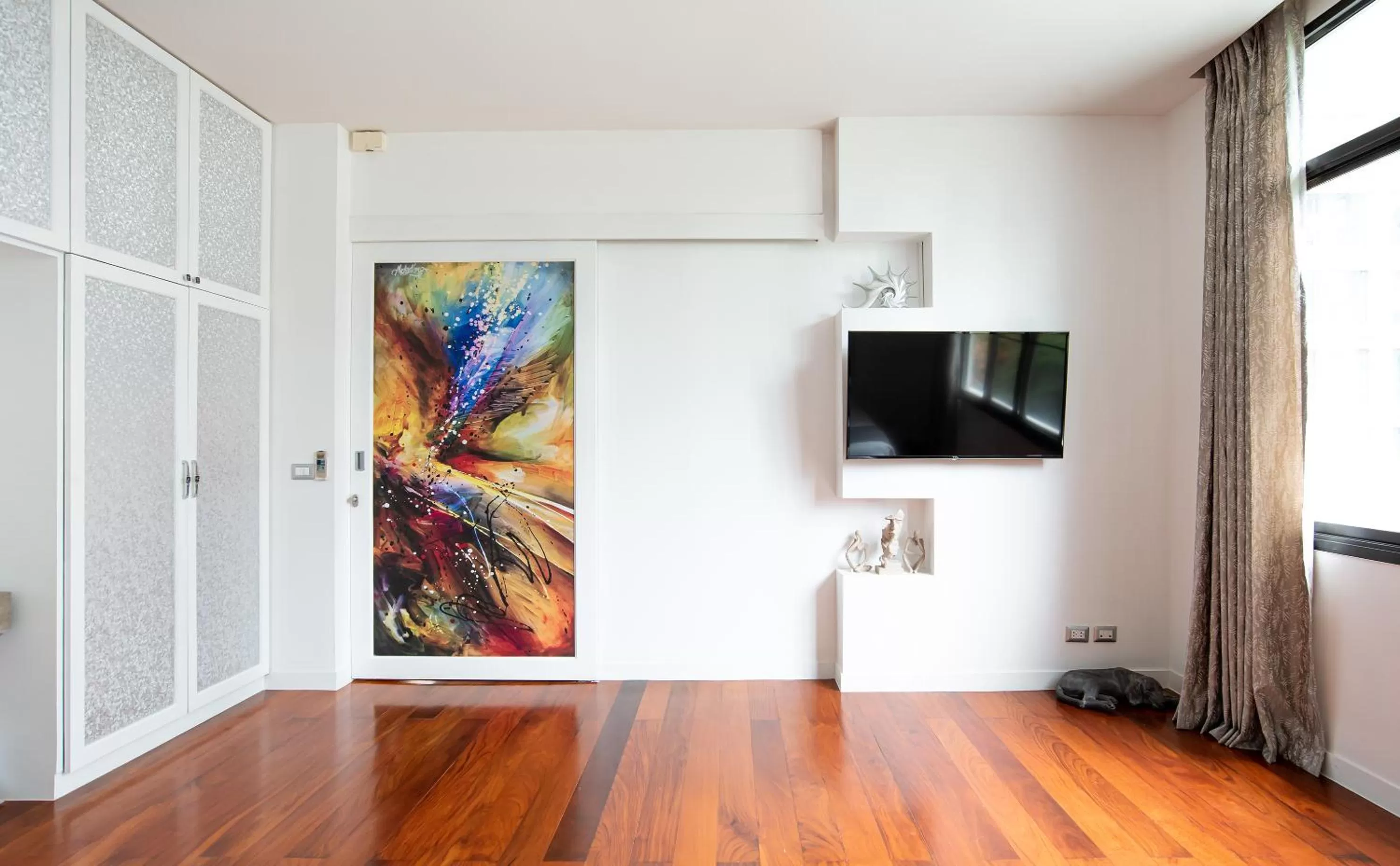 TV and multimedia in Benviar Tonson Residence