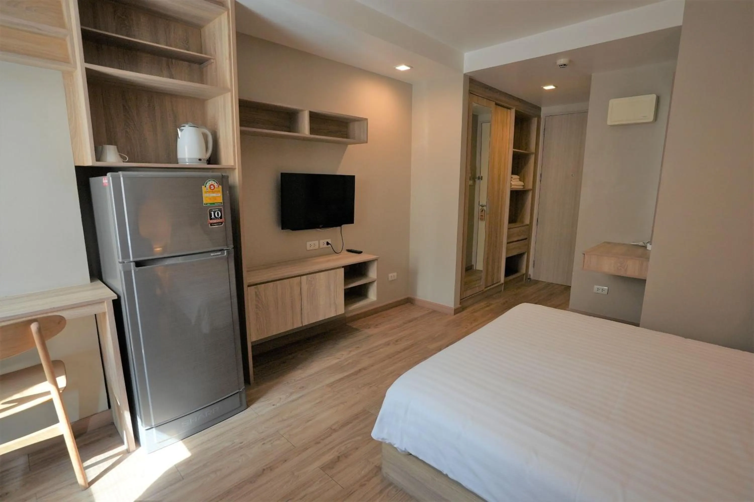 Photo of the whole room, Bed in Baan Tanwa - MRT Ratchadapisek Exit 1 or 2