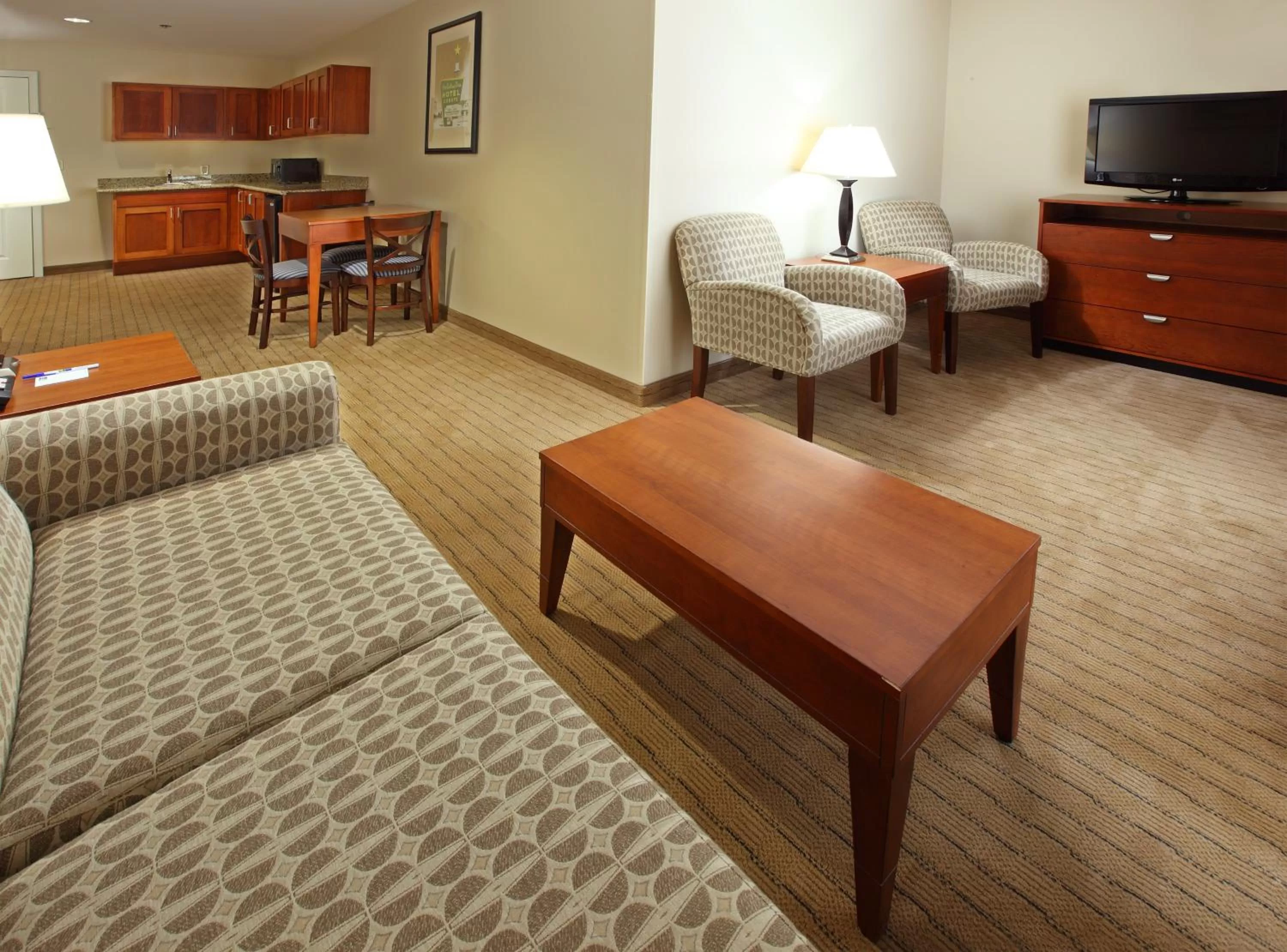 Photo of the whole room, Bed in Holiday Inn Express & Suites Searcy by IHG