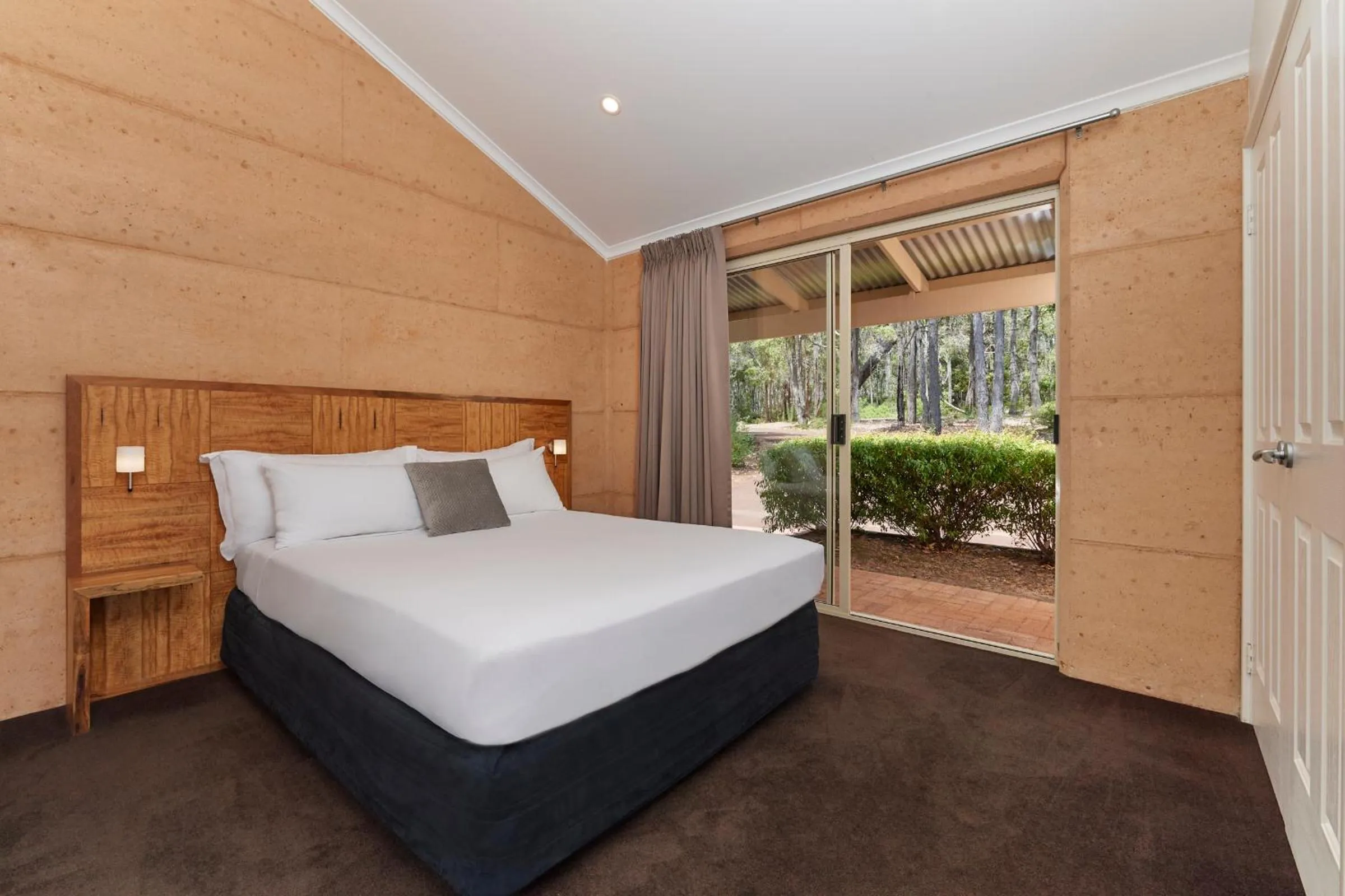 Bedroom, Bed in Eight Willows Retreat