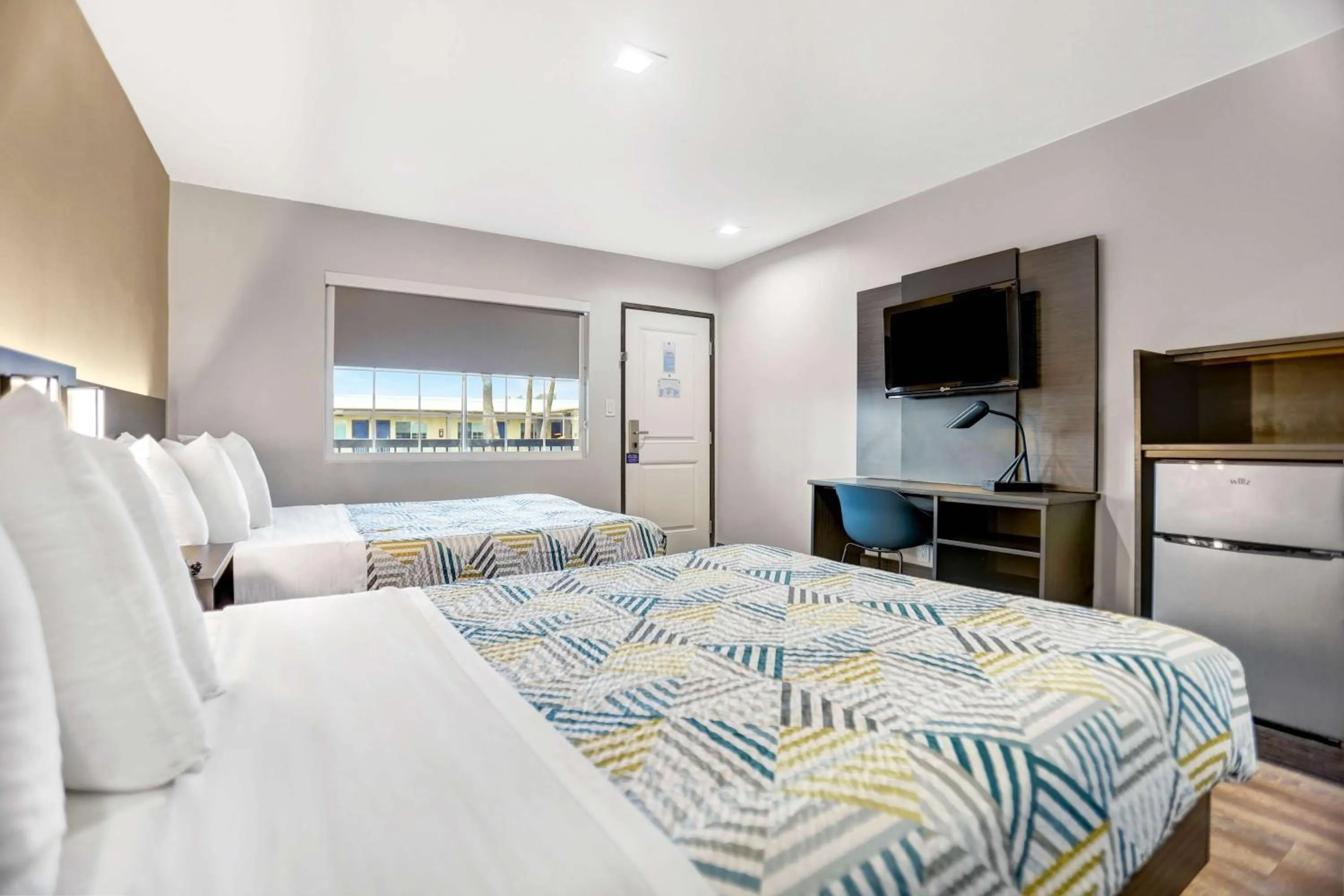 Bedroom, Bed in Motel 6 San Diego, CA Airport Harbor