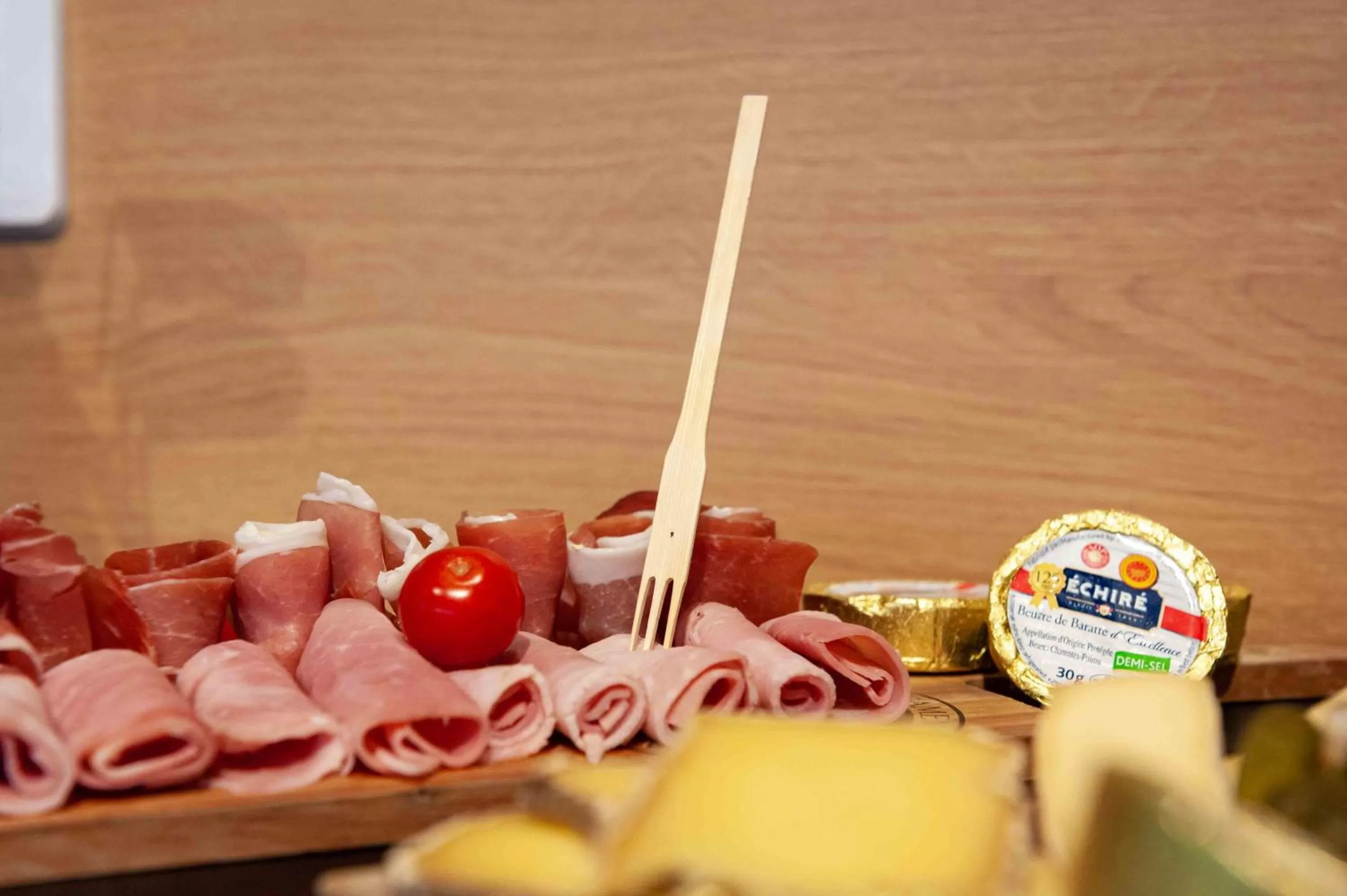 Buffet breakfast in Apparthotel Le Hüb Grenoble