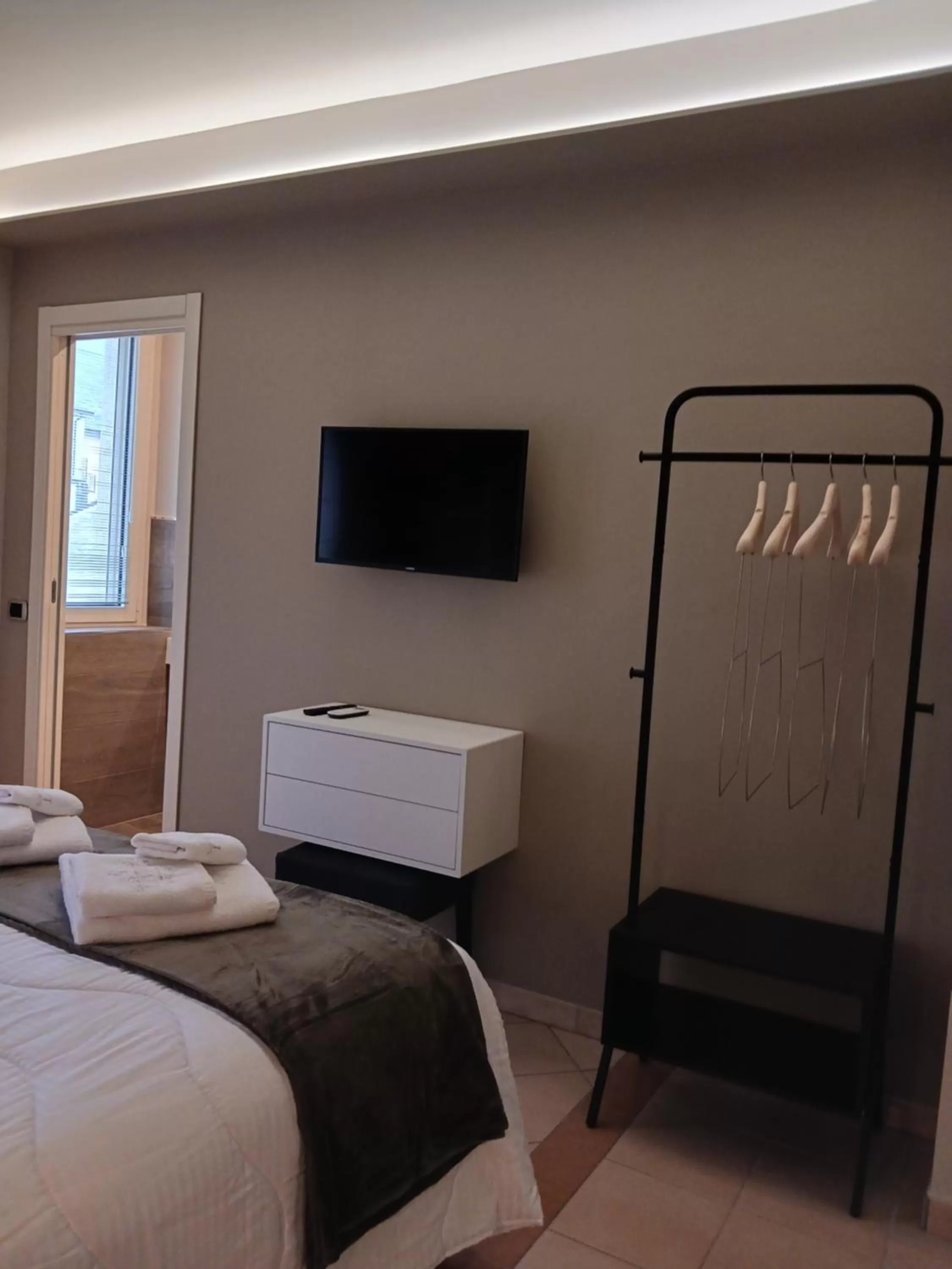 TV/Entertainment Center in MR Living Bed & Breakfast