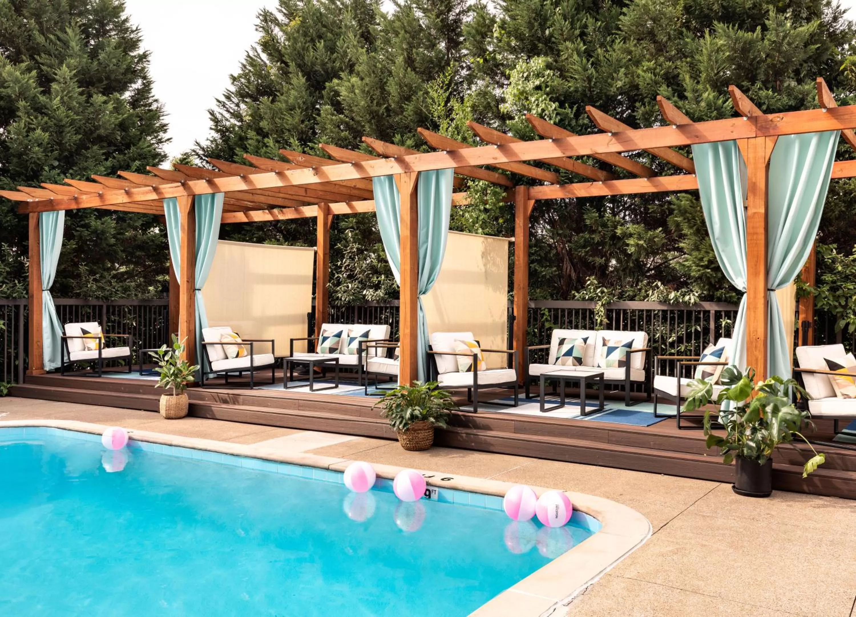 Swimming pool in Hotel Preston Nashville Airport