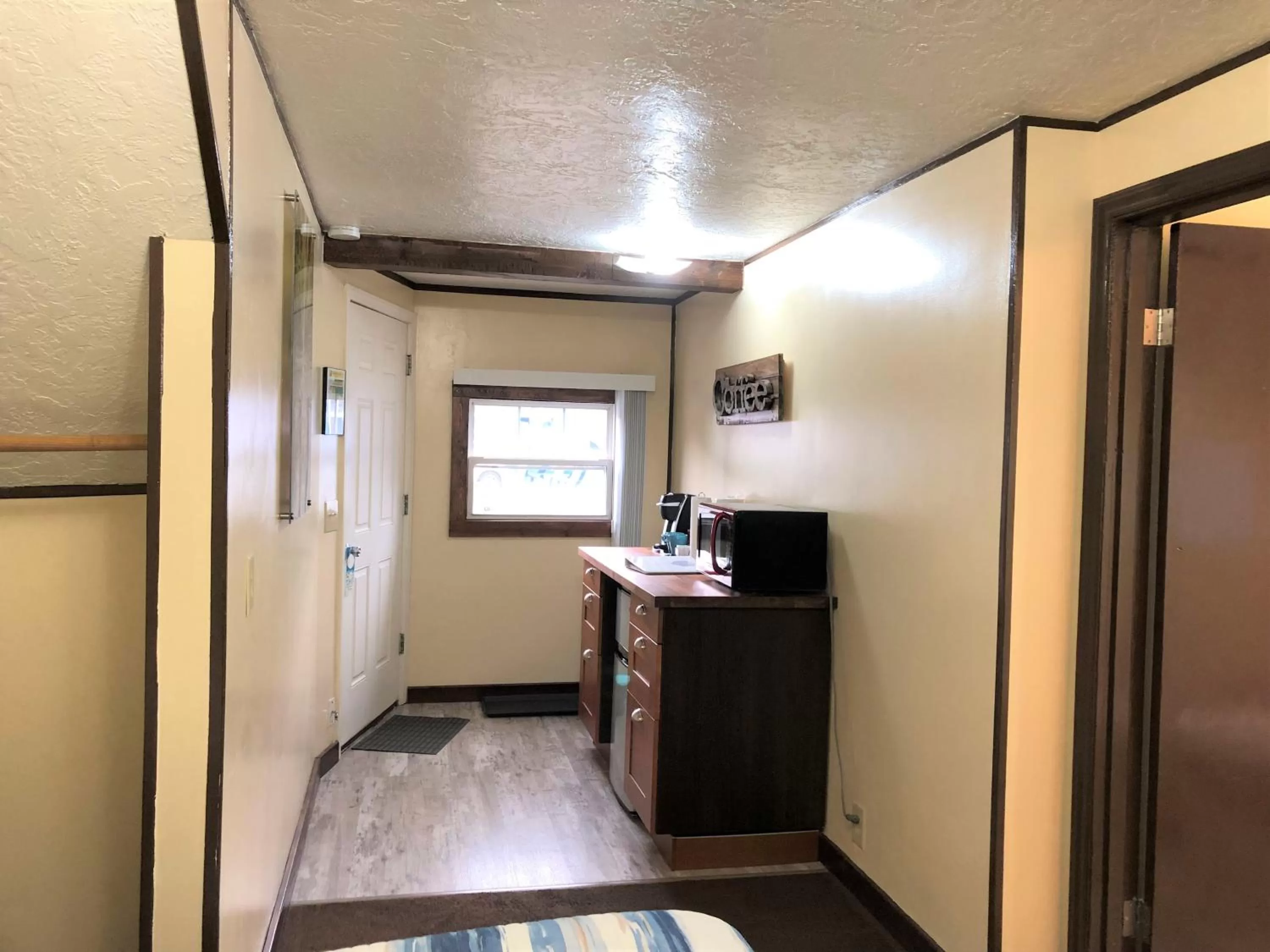 microwave in The Anchorage Motel