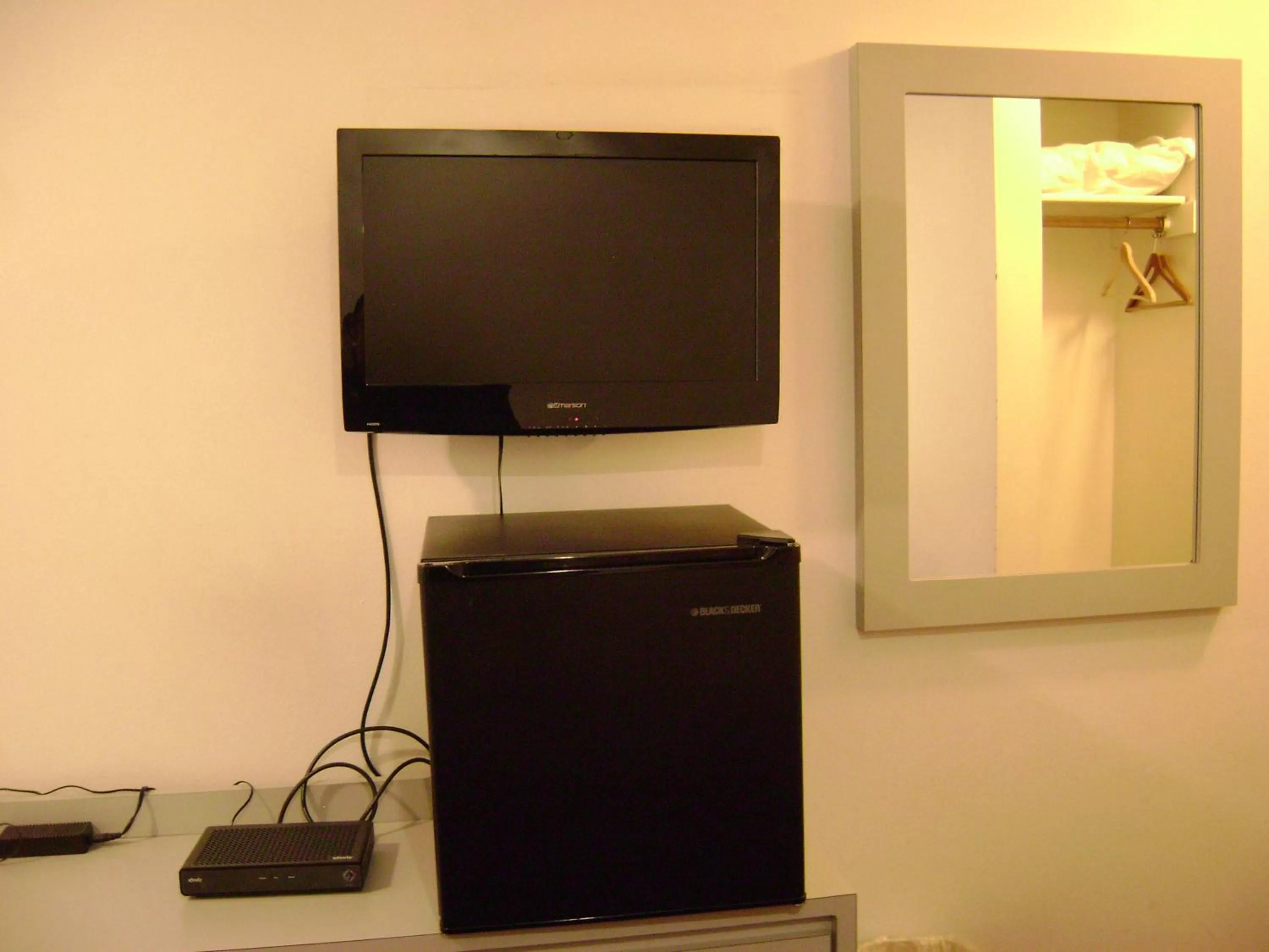 TV and multimedia, TV/Entertainment Center in Edgewick Inn