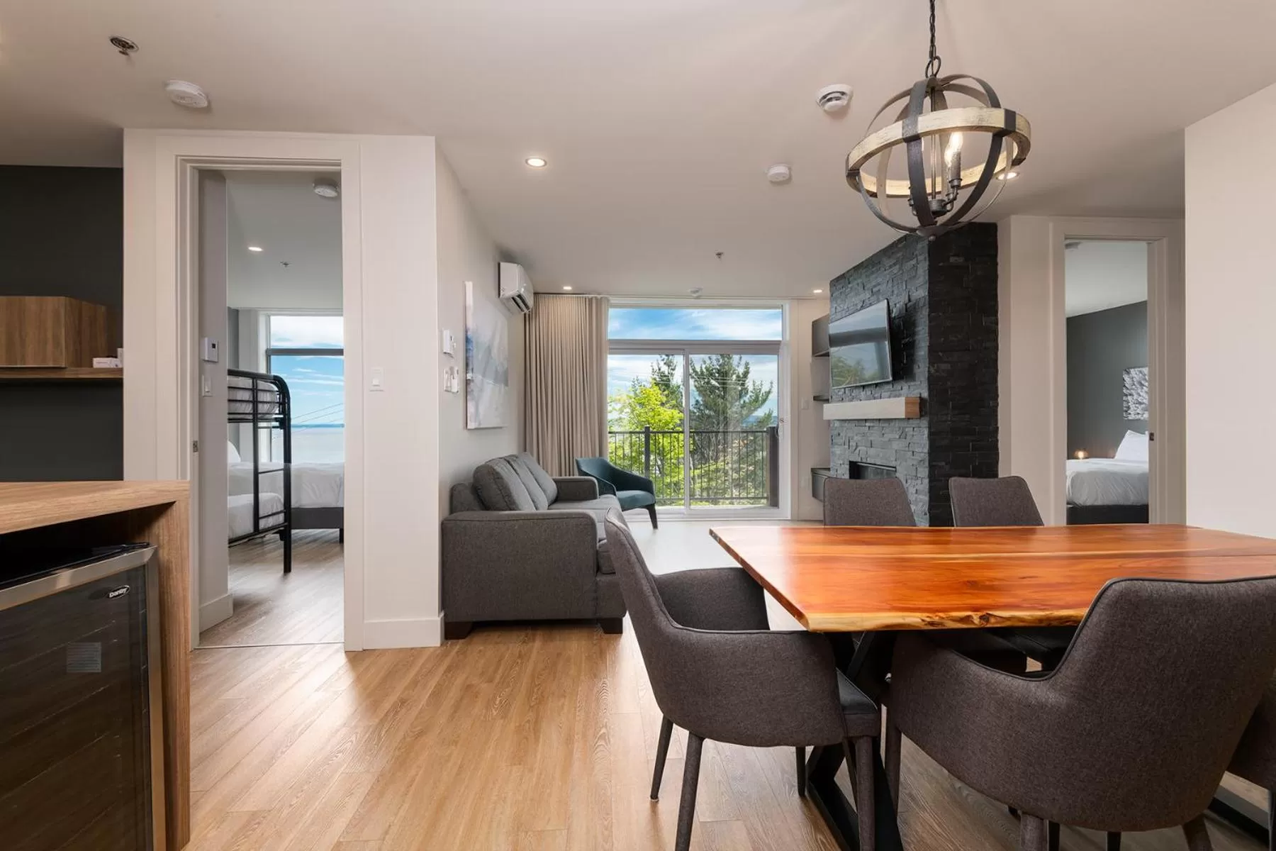 Kitchen or kitchenette, Dining Area in Appartements au Massif - Les Caches de la Grande Pointe - Ski, Vélo, Plein-air