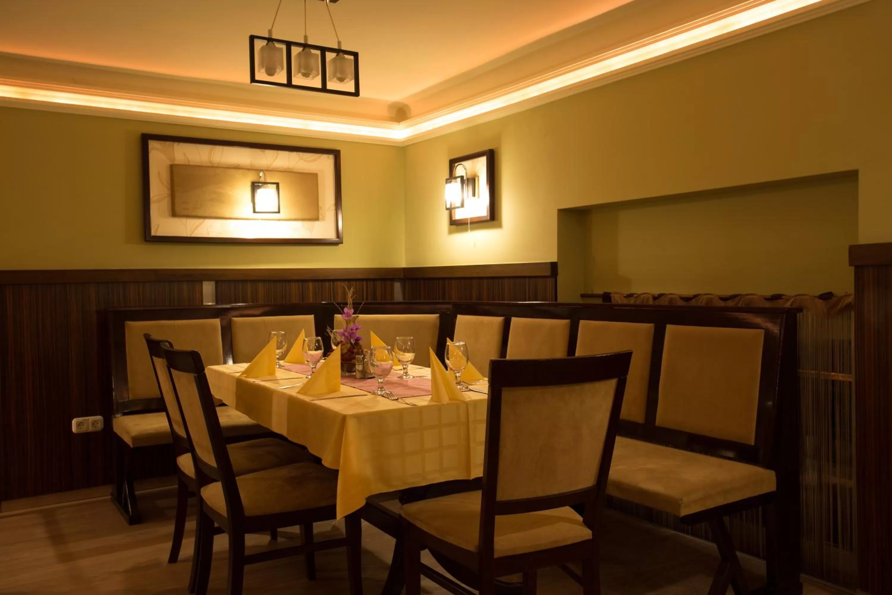 Restaurant/places to eat in Körös Panzió és Étterem