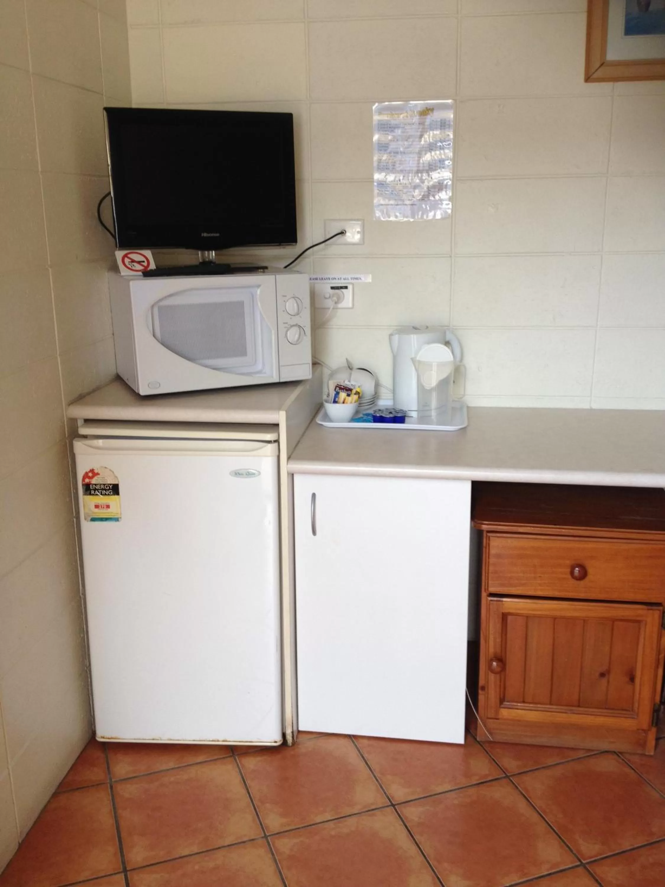 Kitchen or kitchenette in Sunburst Motel