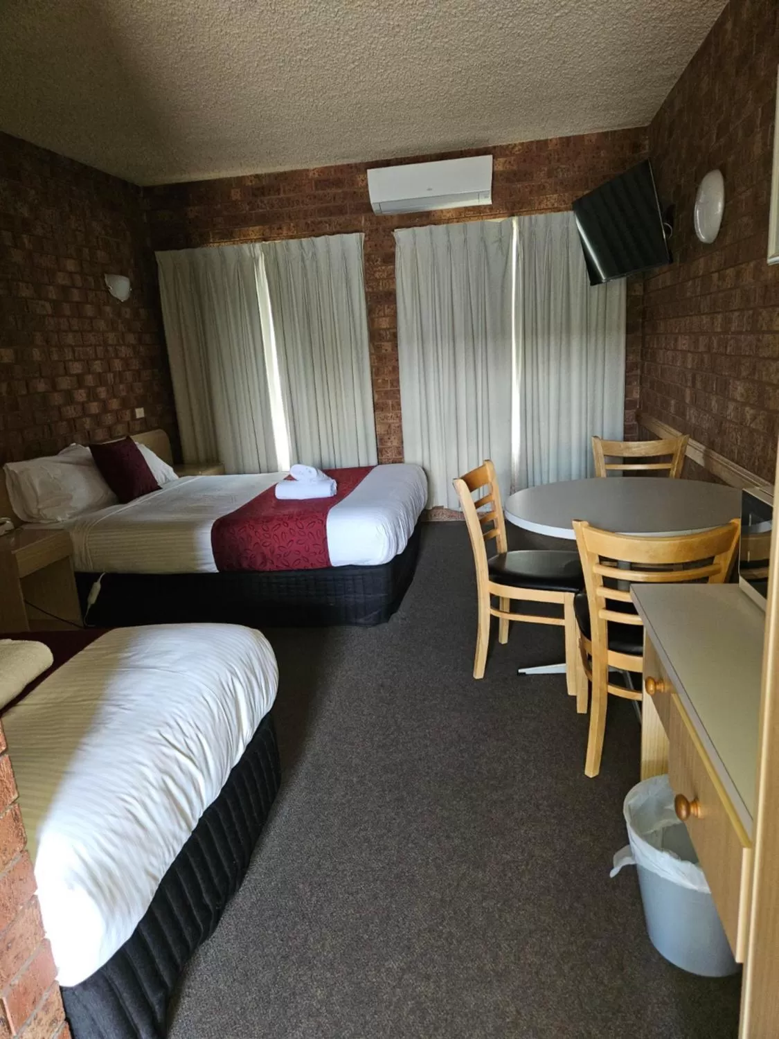 Bed in Courtyard Motor Inn