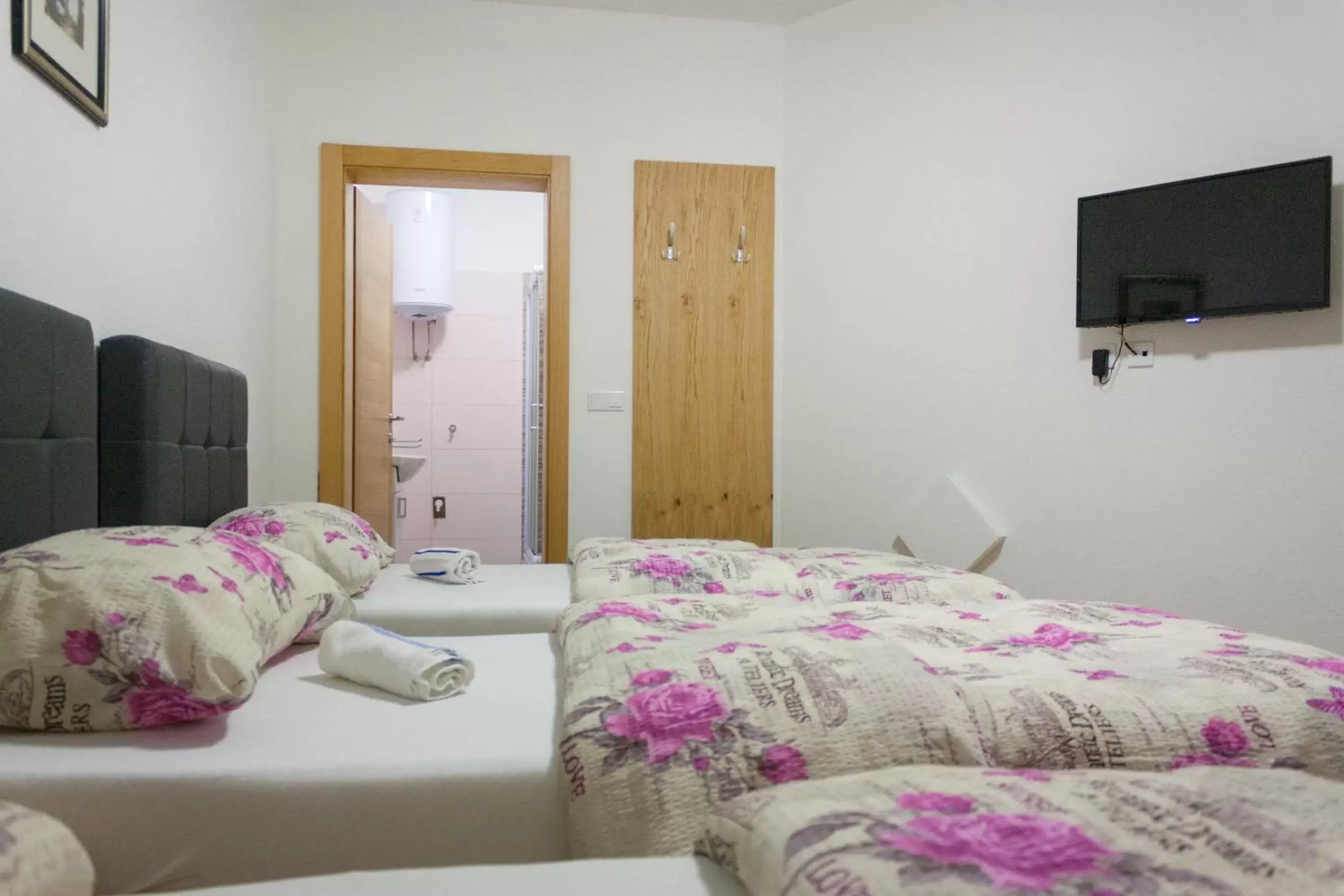 Comfort Triple Room with Shower in Villa Maja Comfort Triple Room with Shower in Villa Maja