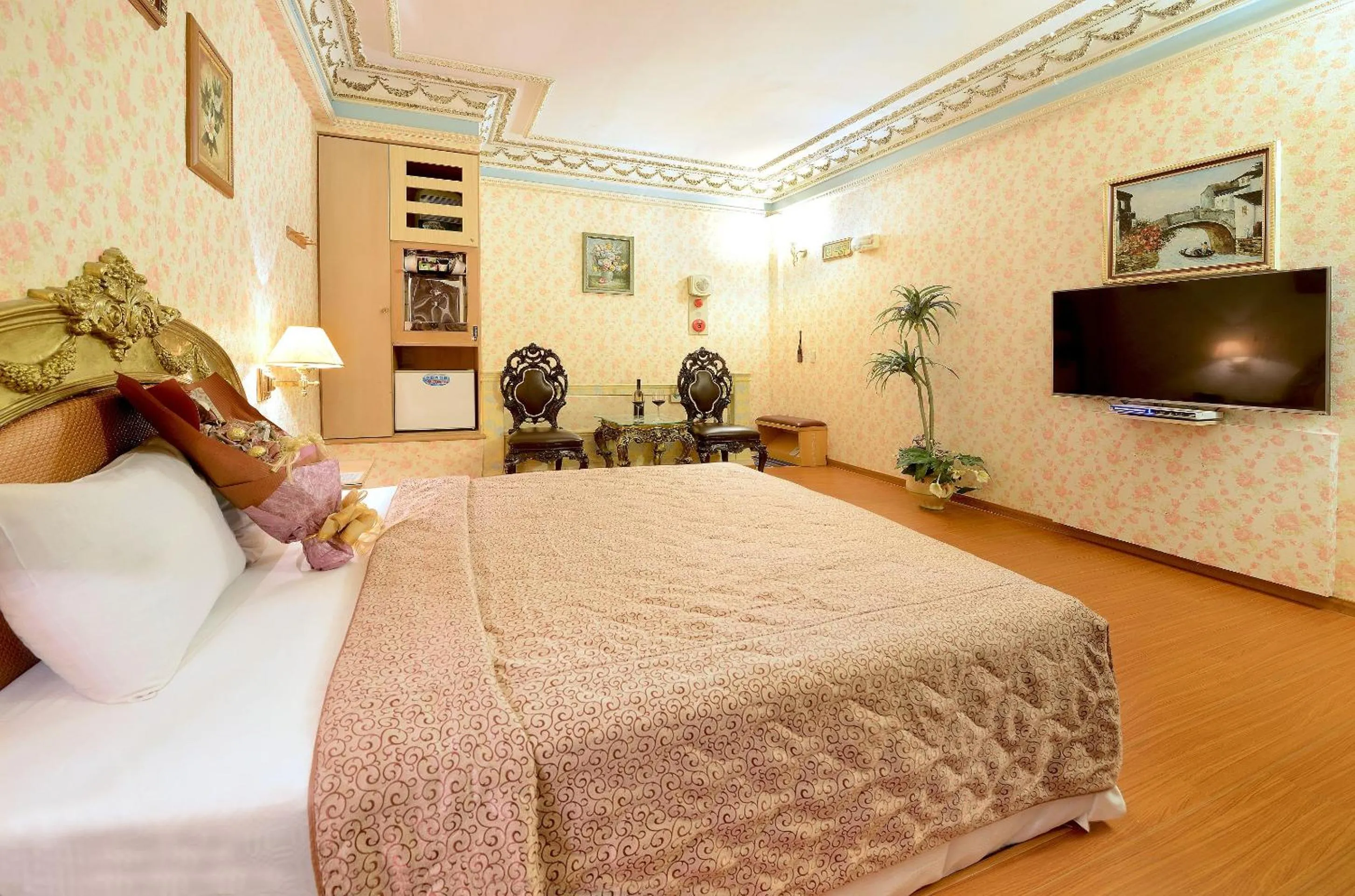 bunk bed, Bed in Holland Village Motel