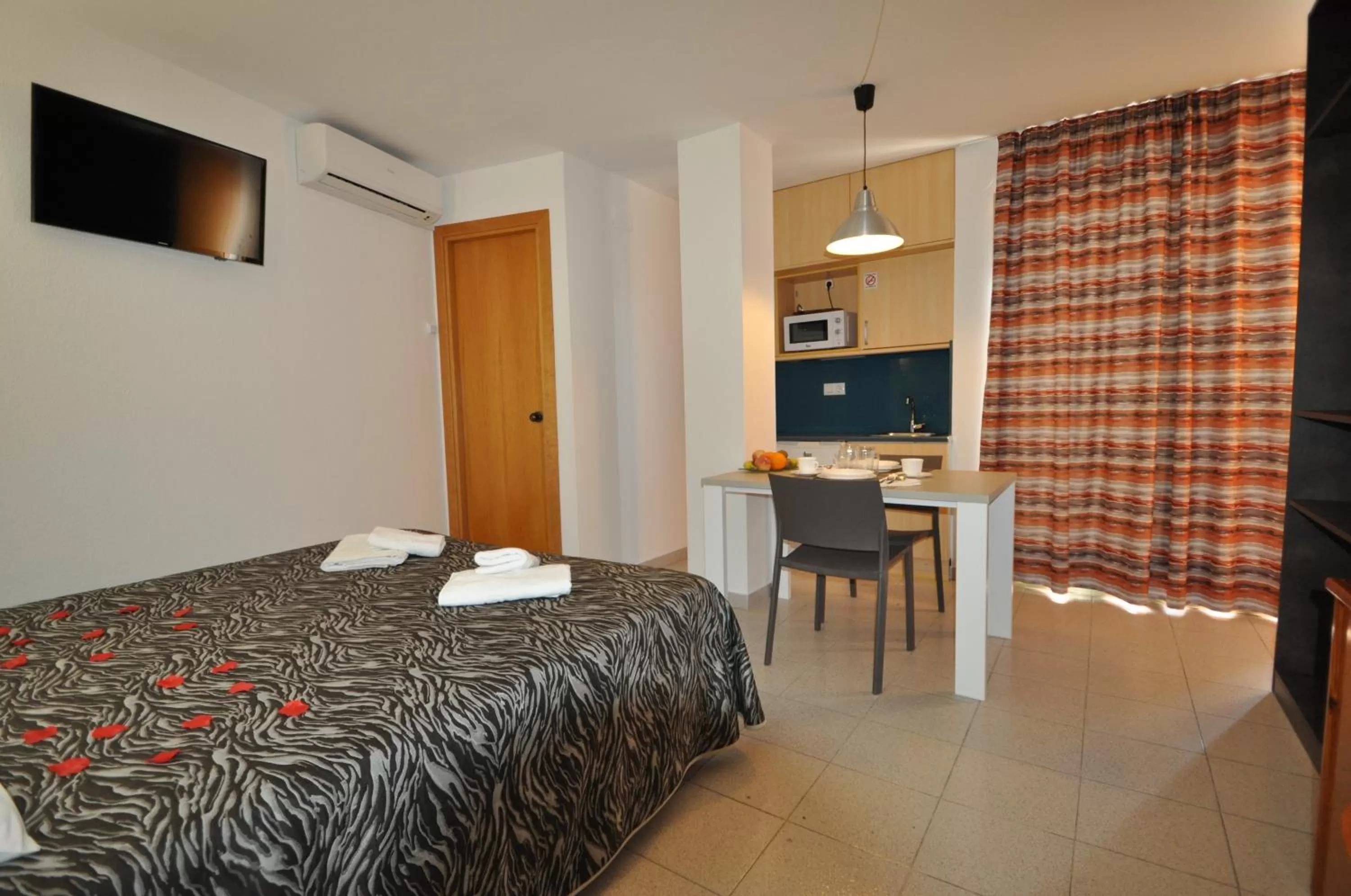 Dining area, Bed in Aparthotel Safari