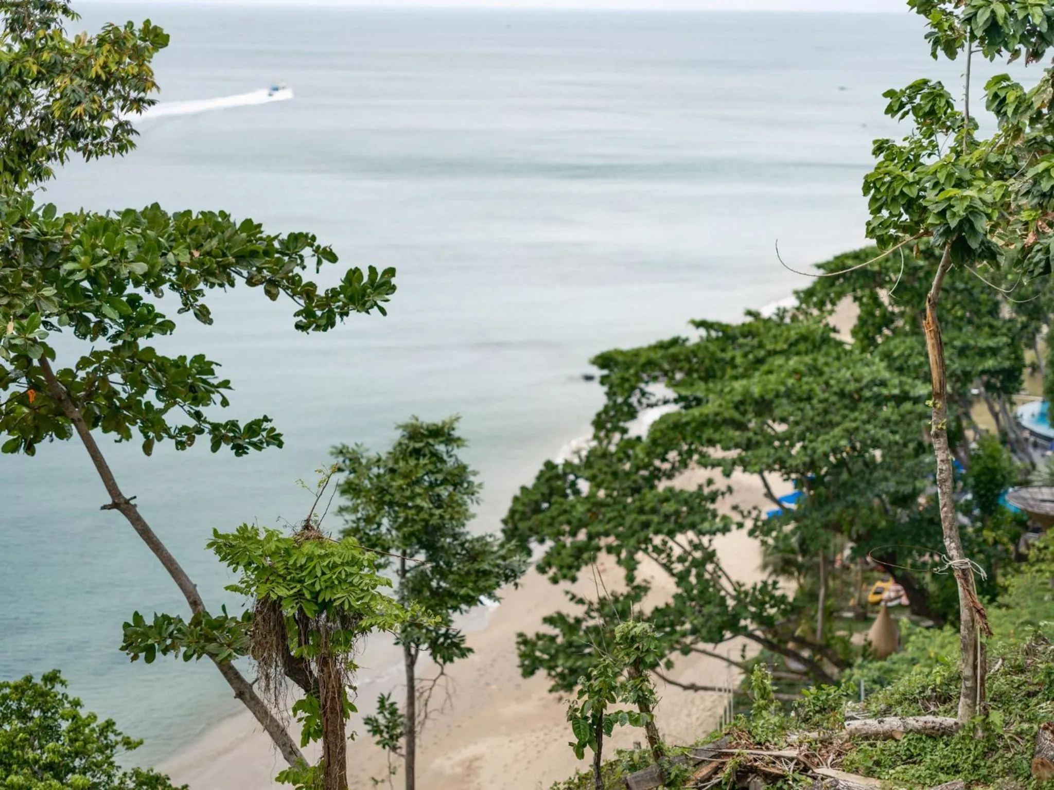 Beach in Cliff Lanta Suite-Koh Lanta Krabi