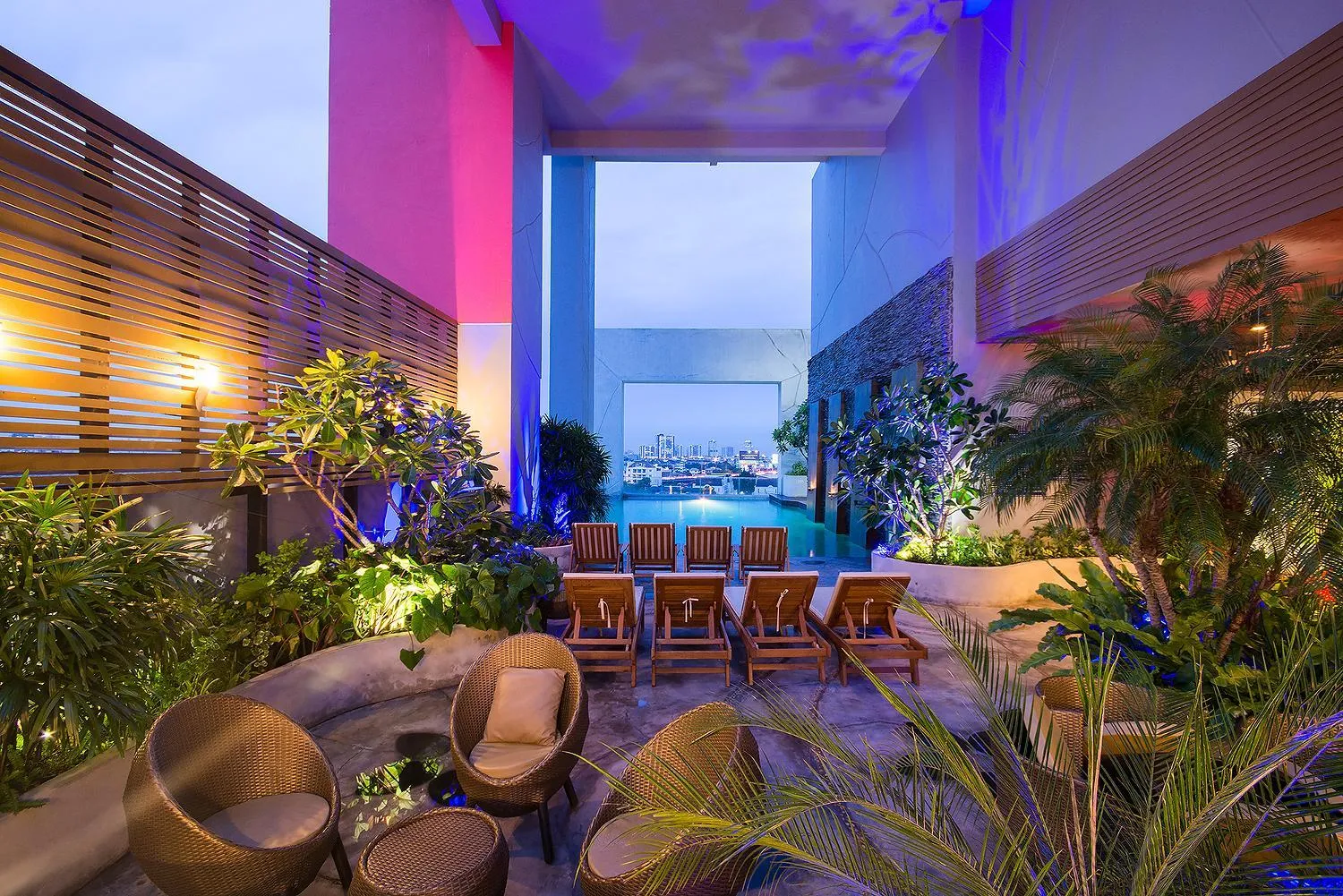 Swimming pool in Grand Howard Hotel Bangkok