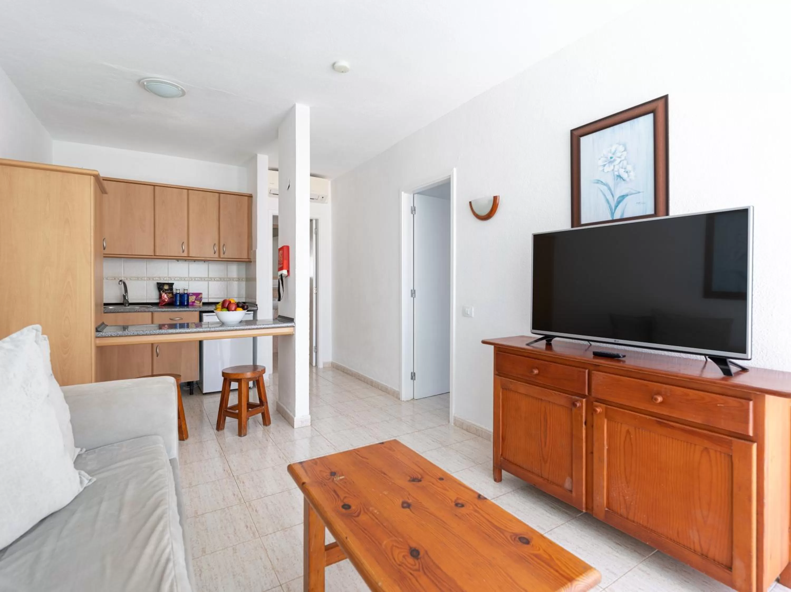 TV and multimedia, TV/Entertainment Center in HomeForGuest Apartamento 13 con terraza y piscina en Corralejo