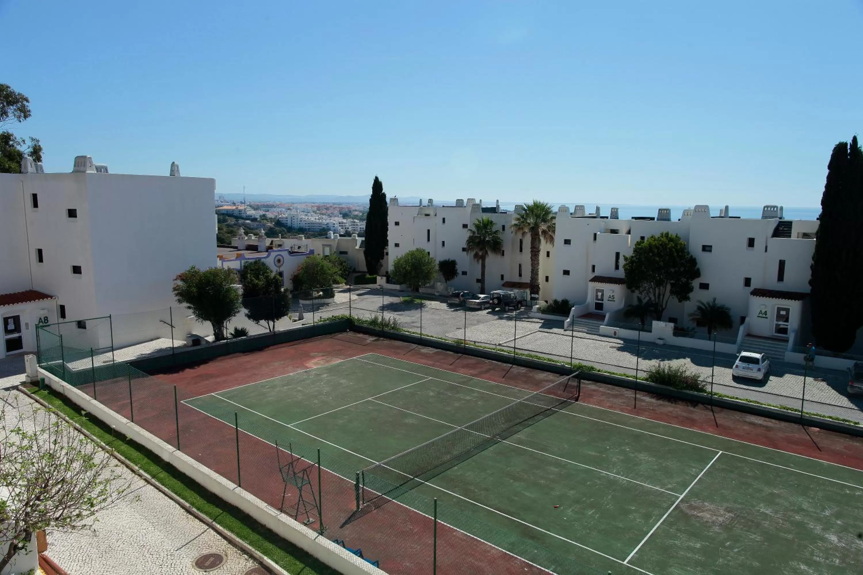 Tennis court in Albufeira Jardim by Umbral