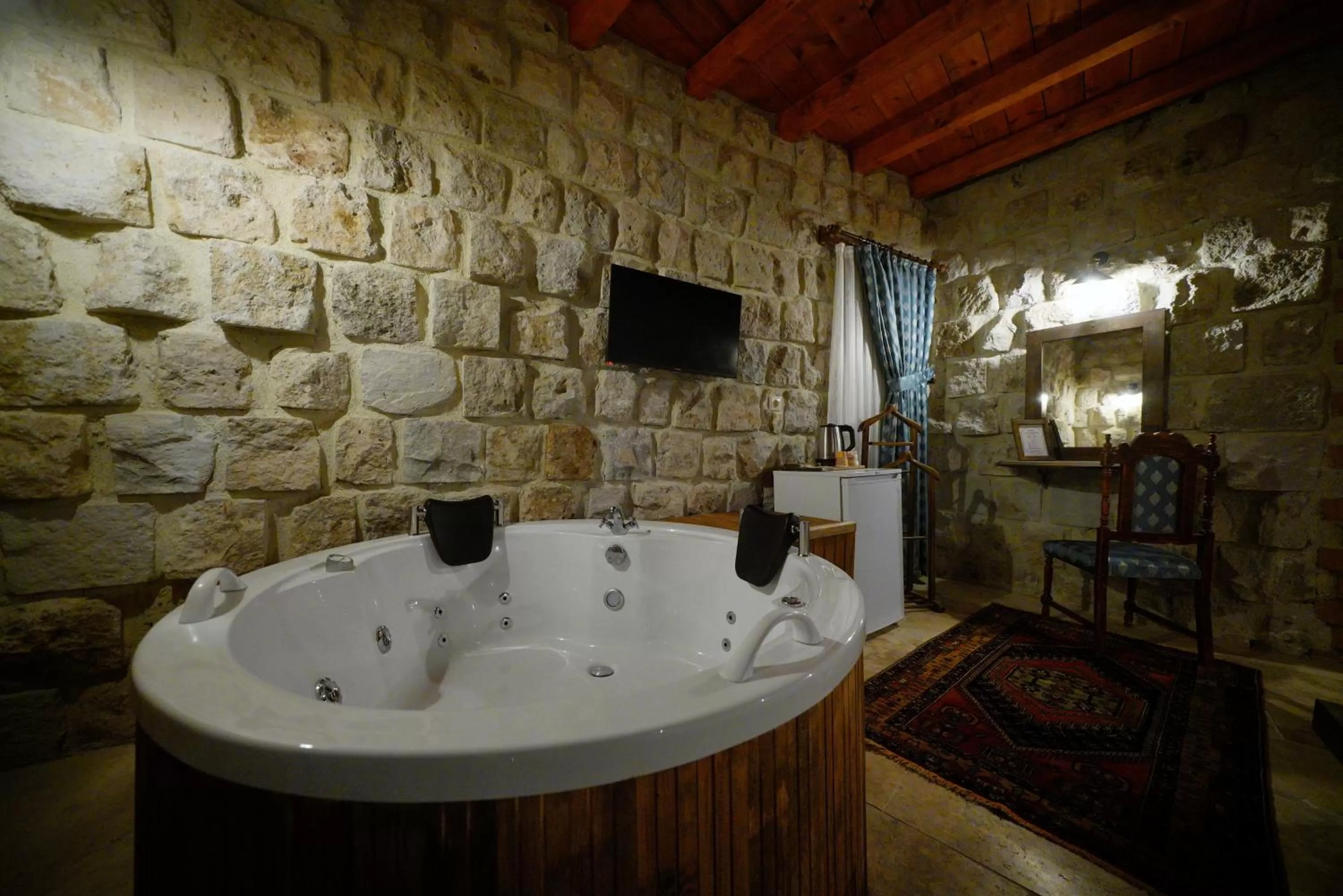 Hot Tub in Cappadocia Nar Cave House & Swimming Pool