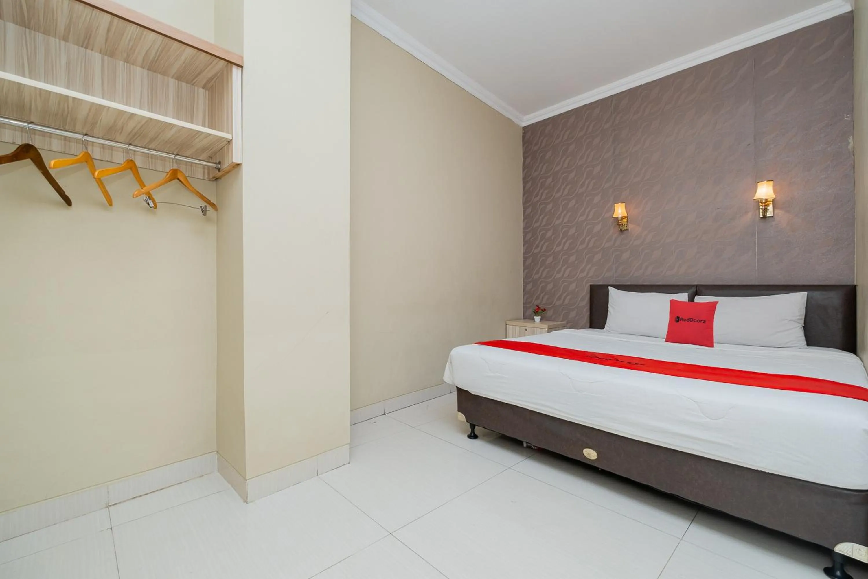 Bed in RedDoorz Plus @ Cideng Barat