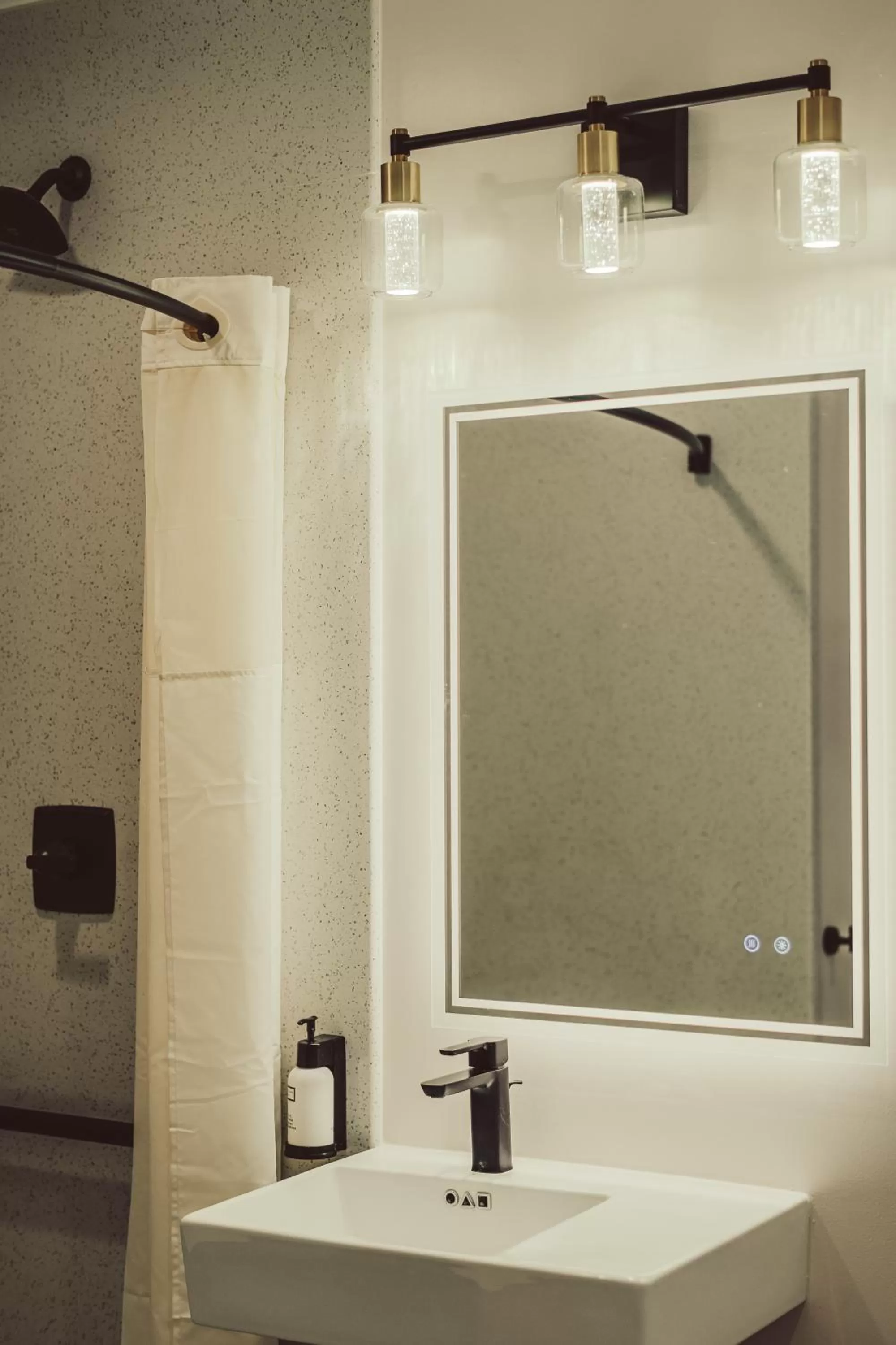 Shower in Blufftop Inn & Suites - Wharf/Restaurant District