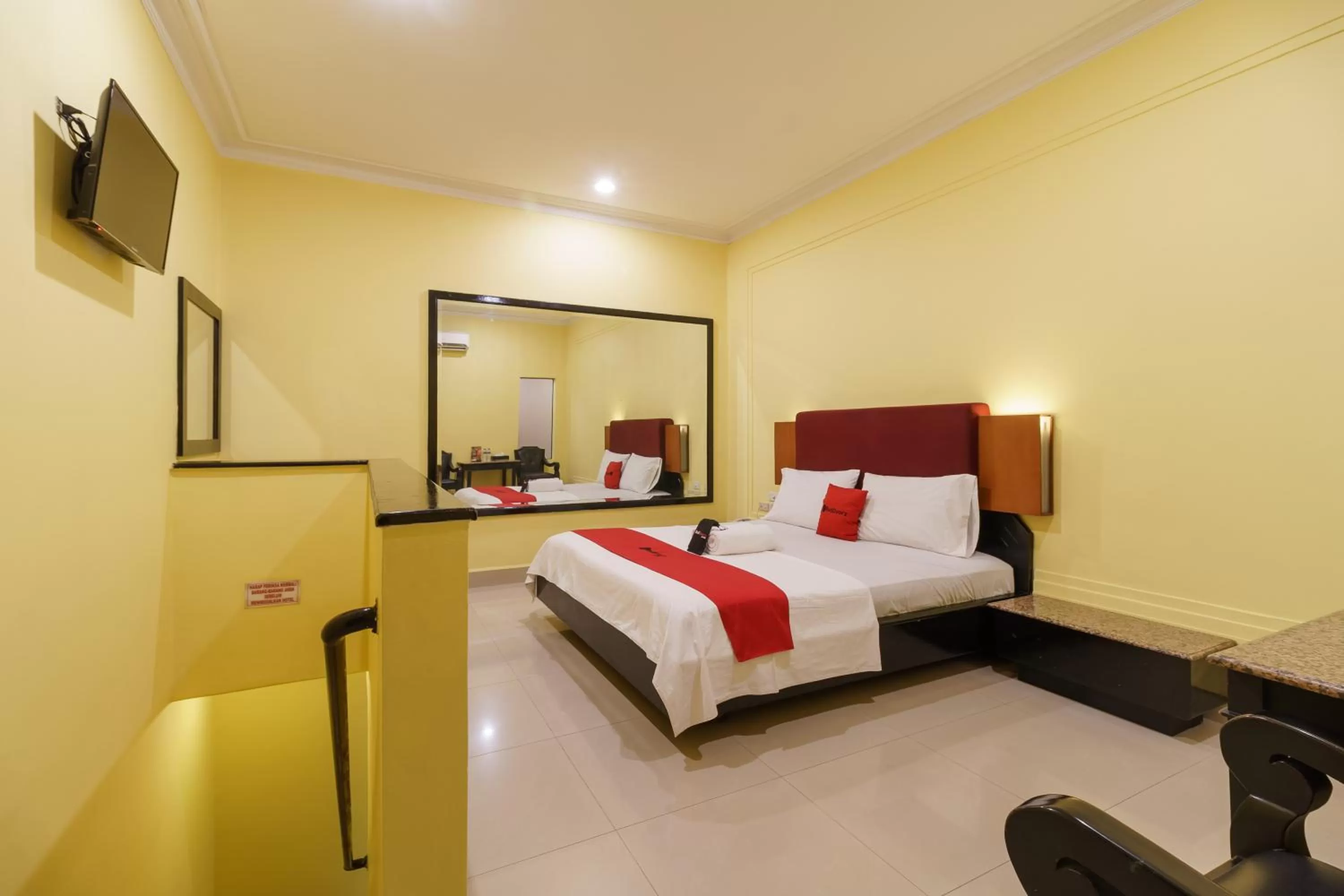 Photo of the whole room, Bed in RedDoorz Plus near Ancol