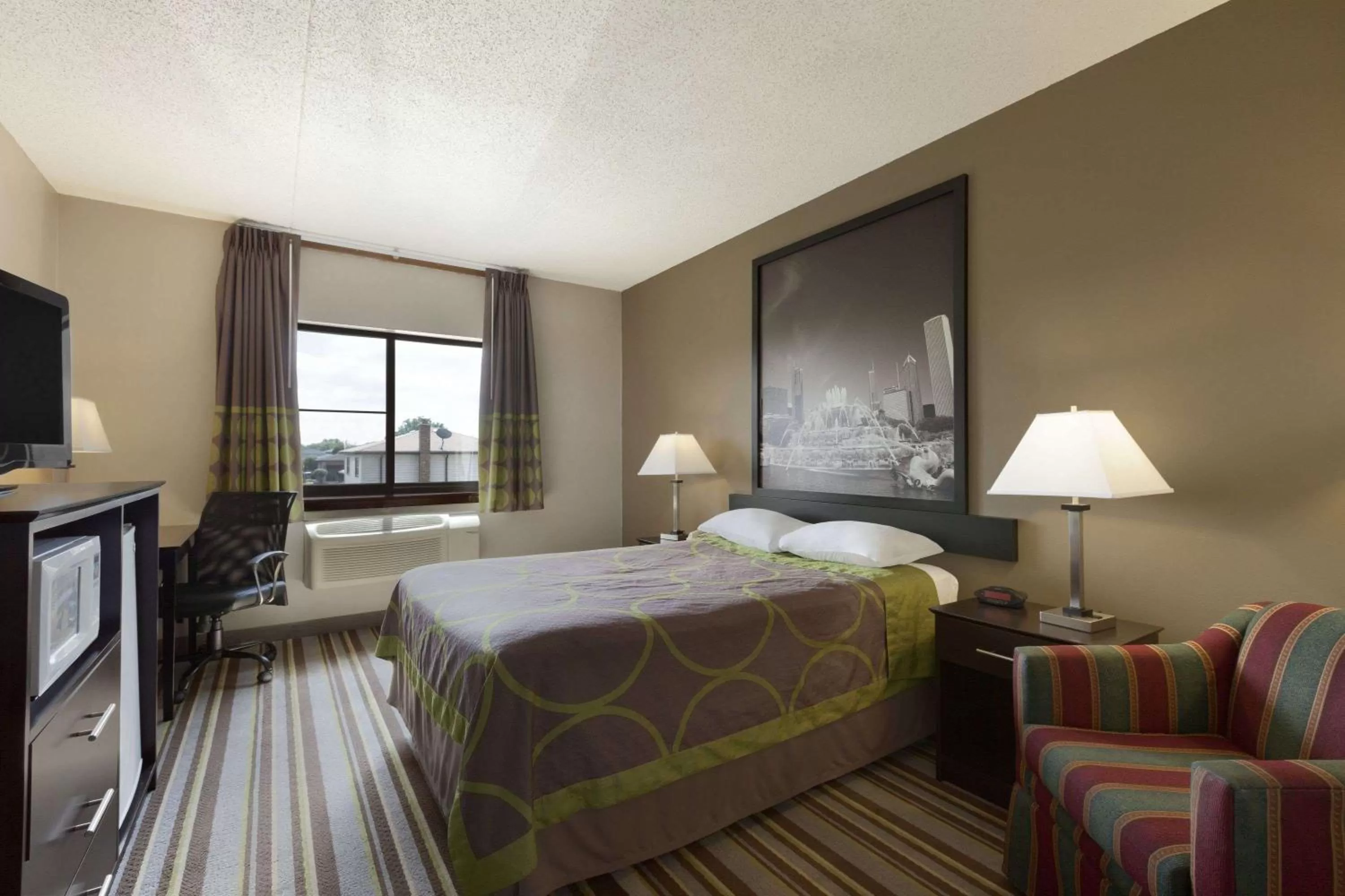 Photo of the whole room, Bed in Super 8 by Wyndham Bridgeview/Chicago Area