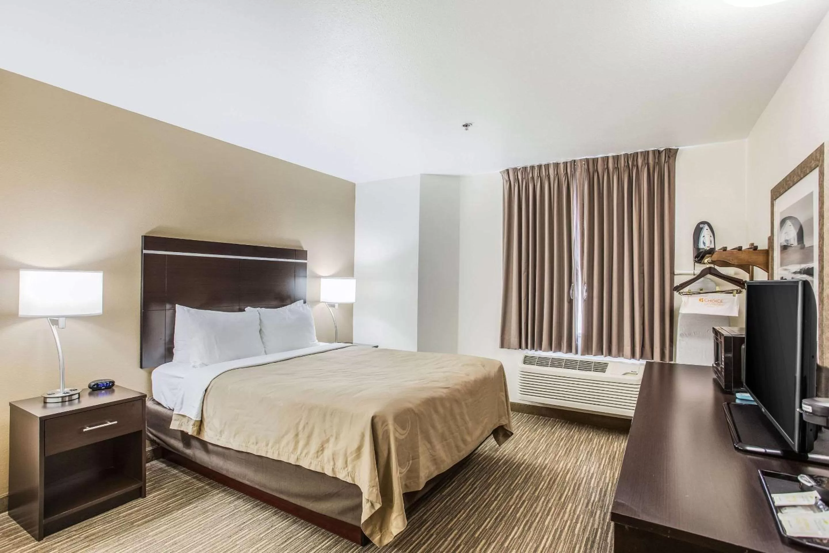 Photo of the whole room, Bed in Quality Inn & Suites Meridian - West Boise